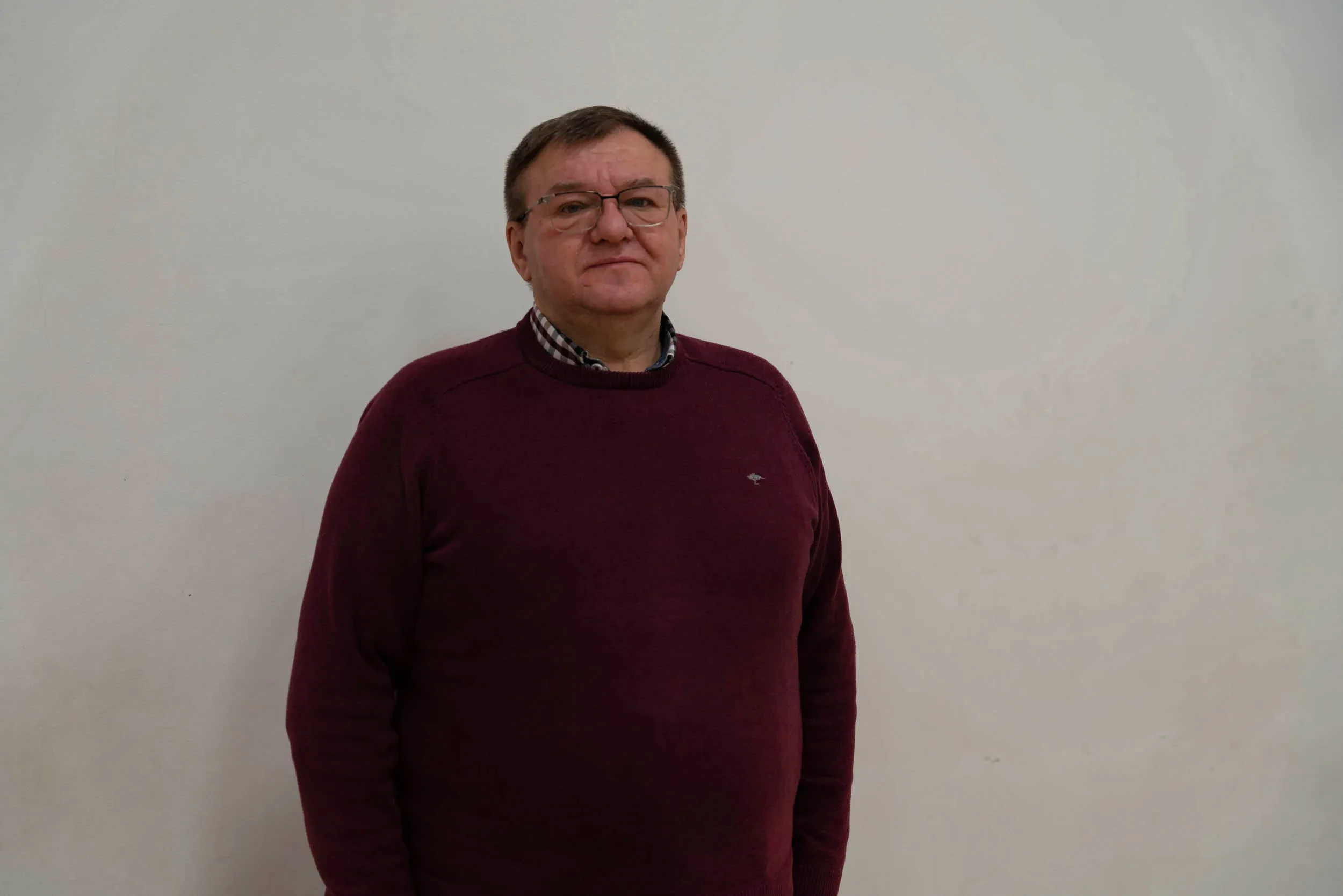 radny marek janicki na białym tle