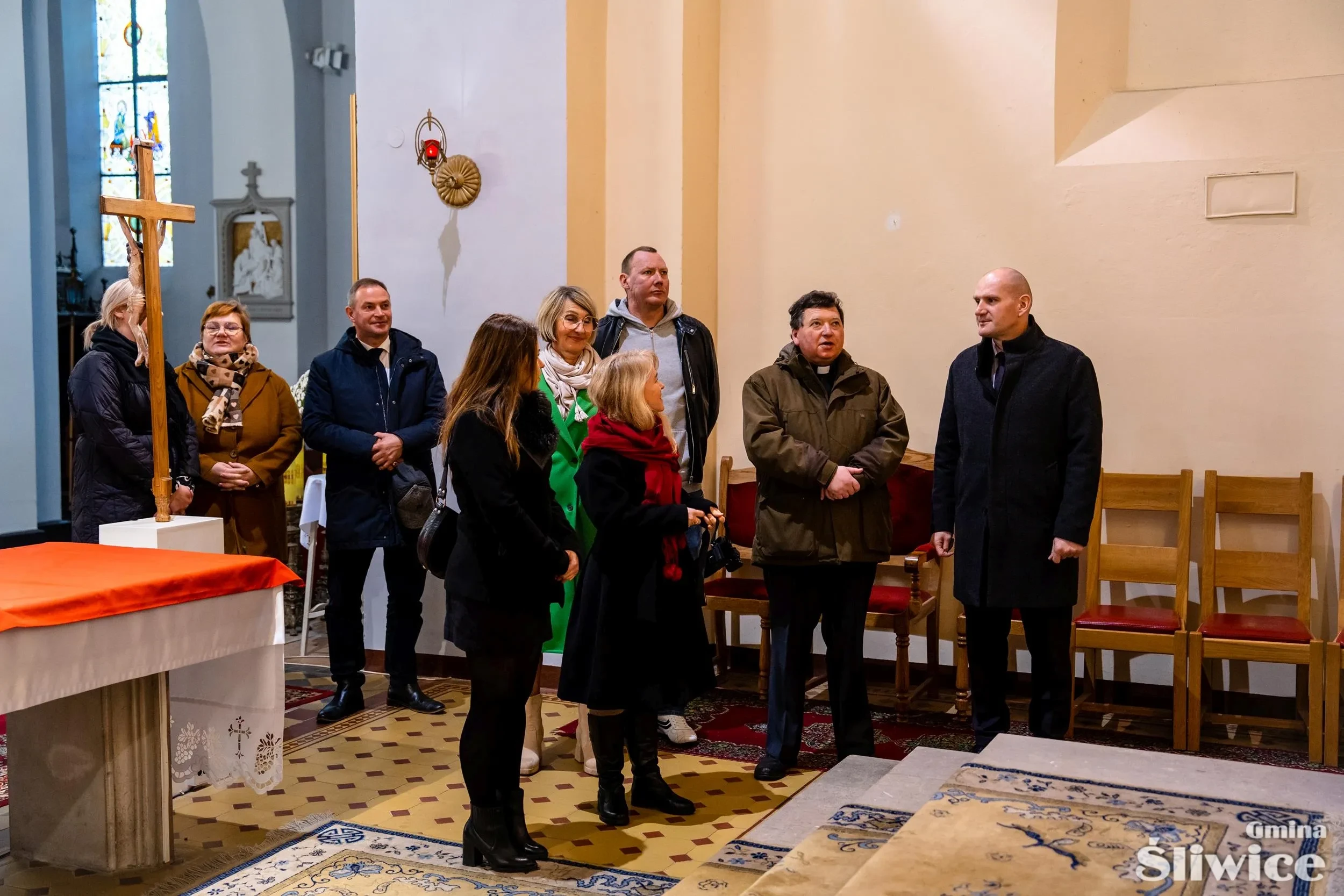 zebrani przed ołtarzem