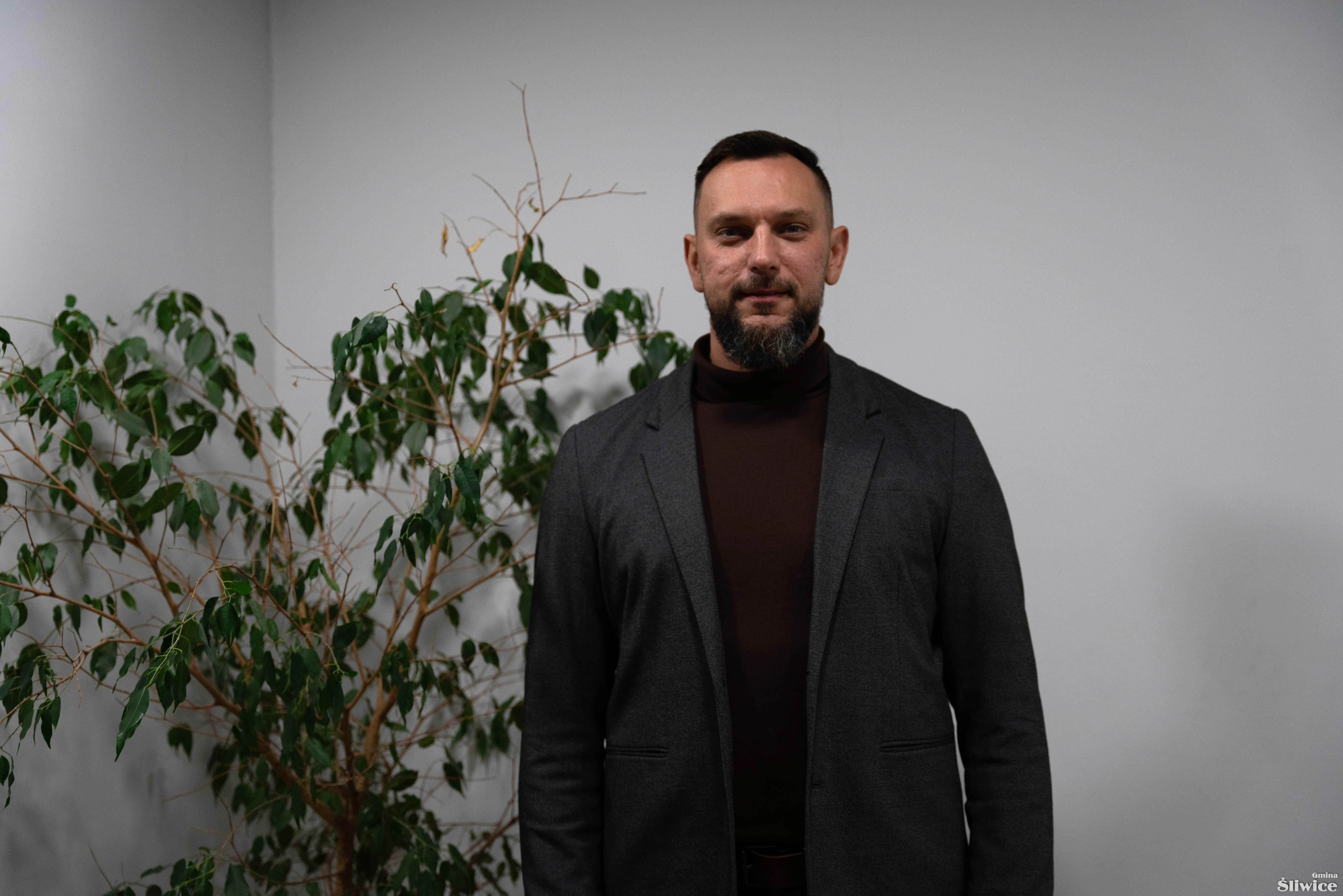 Waldemar witkowski, w tle kwiat
