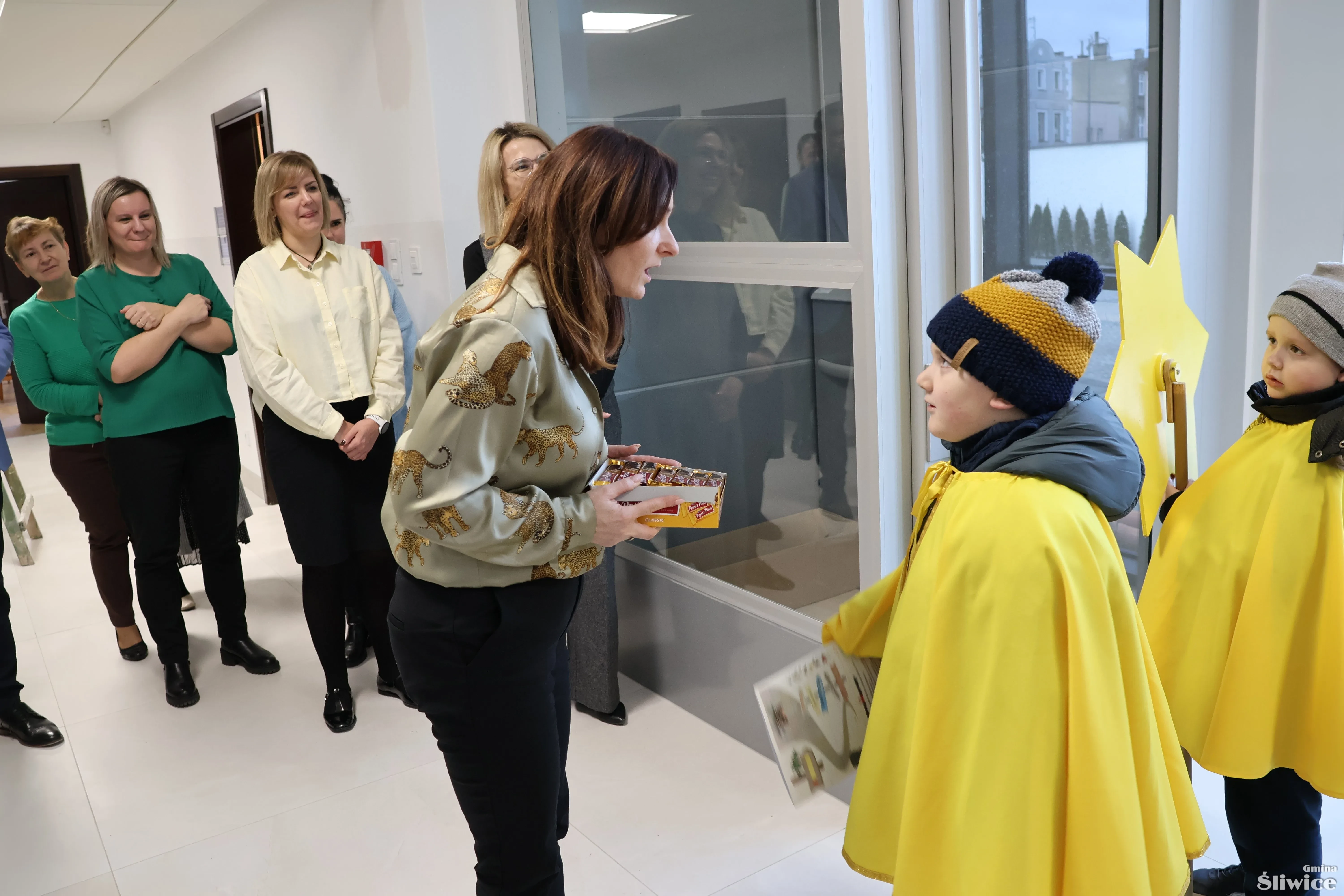 kolędnicy z przedszkola otrzymują nagrodę za kolędowanie
