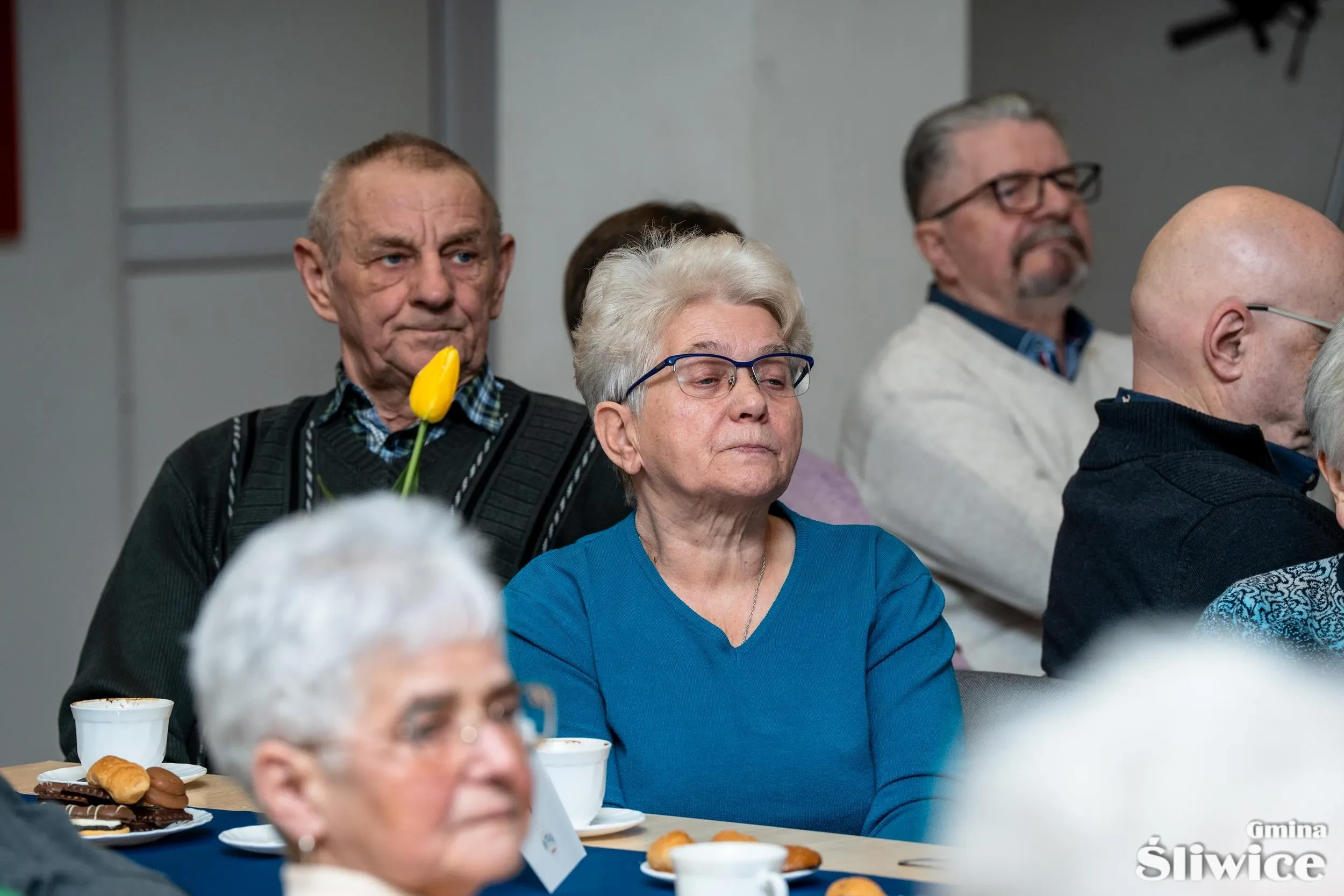 Seniorzy przy stołach