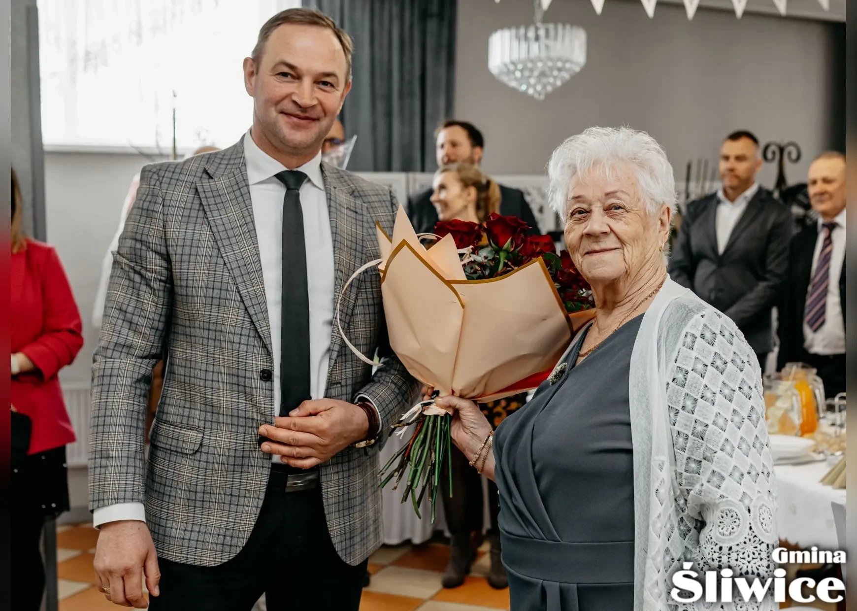 wójt i pani podlewska z kwiatami