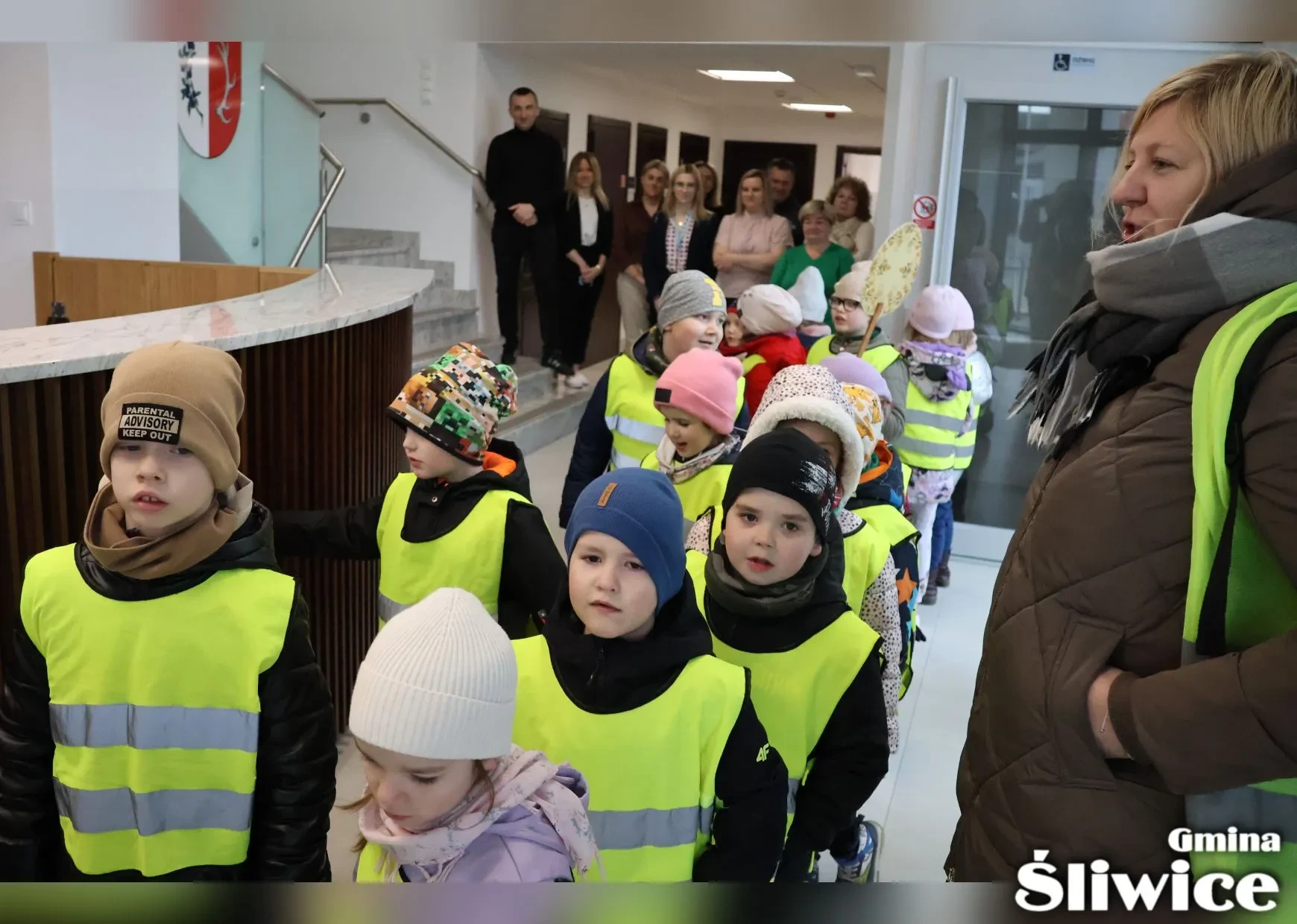 opiekunka i przedszkolacy w recepcji urzędu gminy śliwice