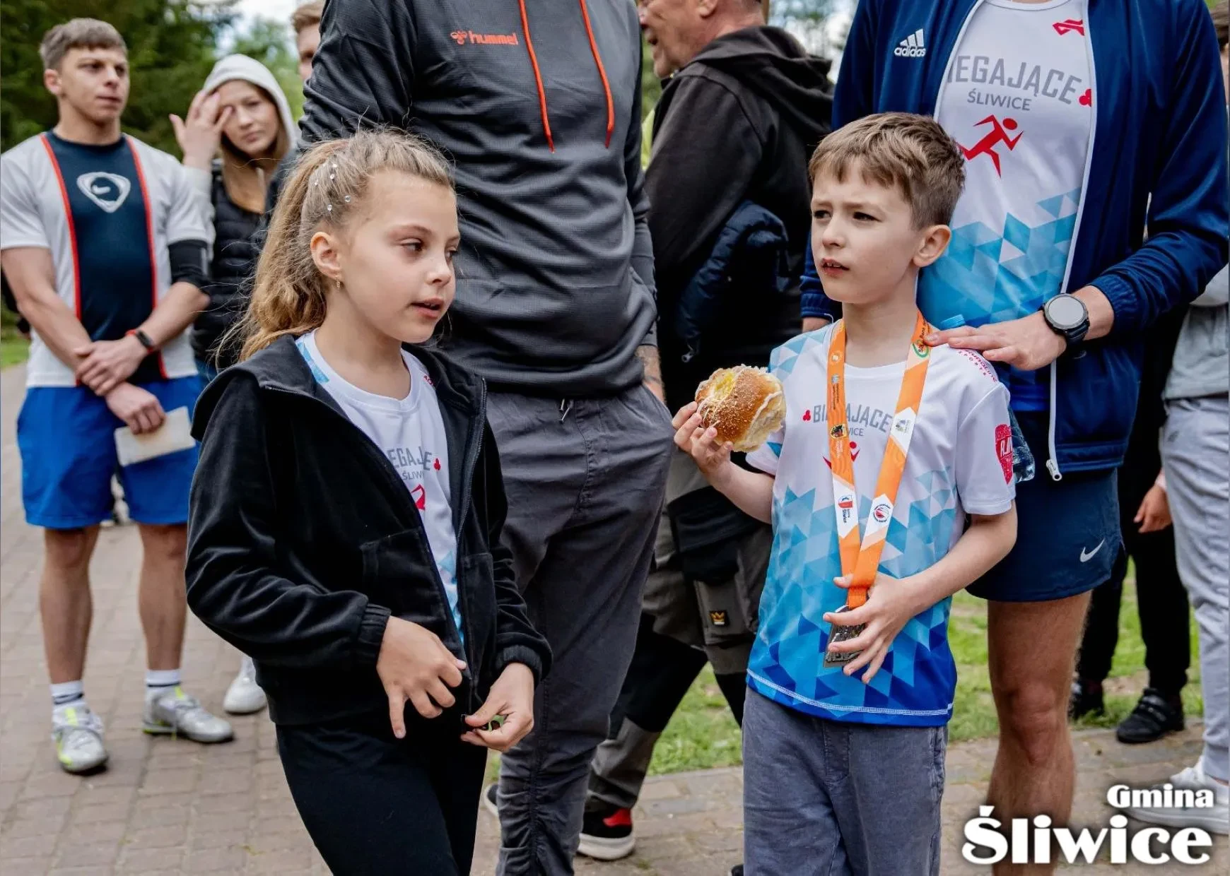 chłopiec z medalem