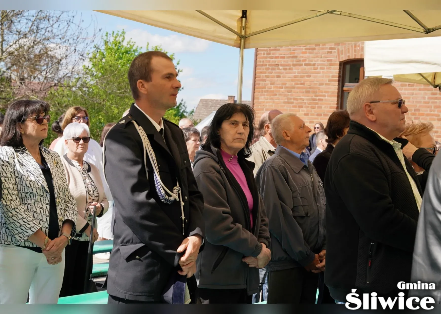 mieszkańcy podczas mszy polowej