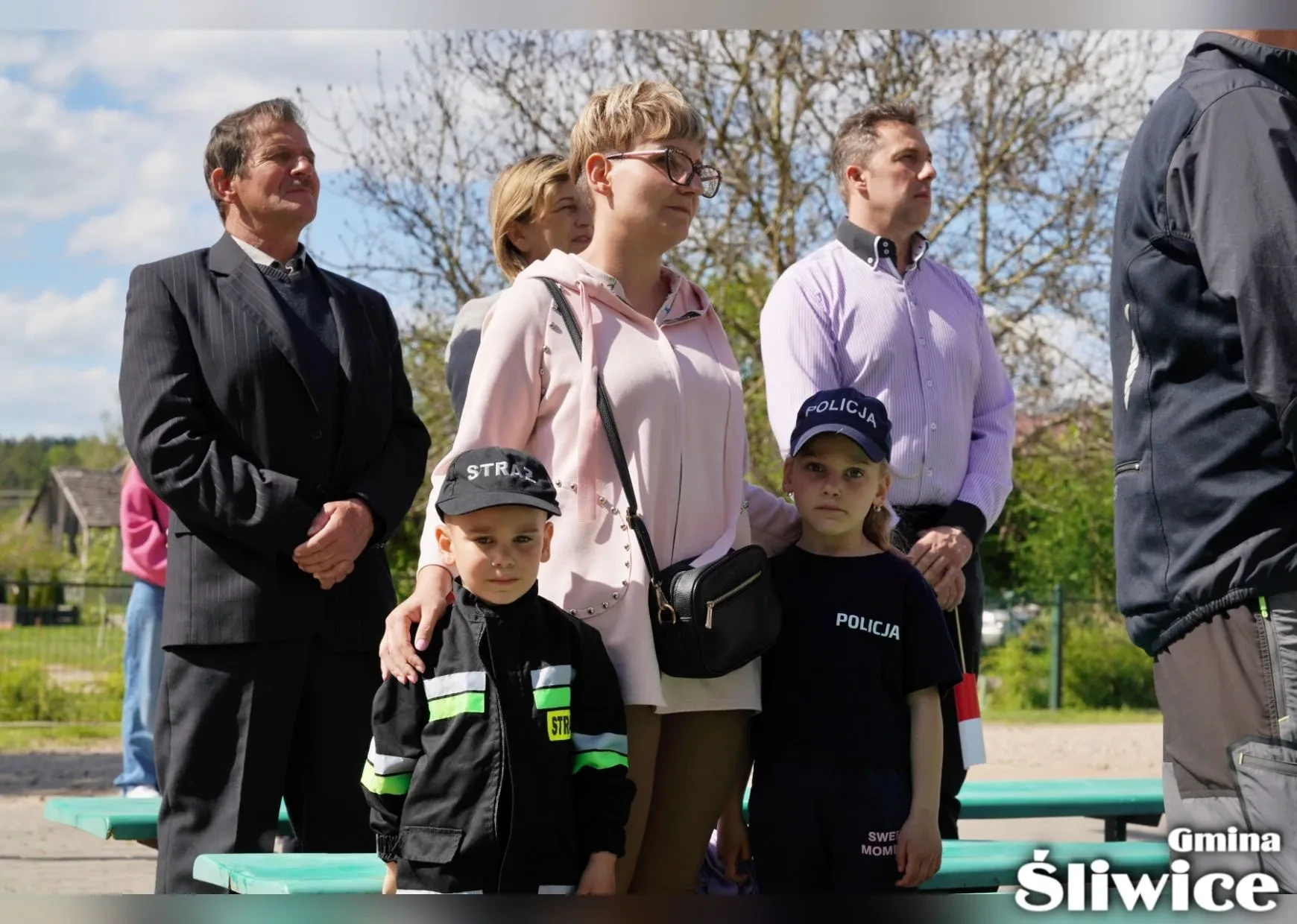 dzieci w strojach straży i policji