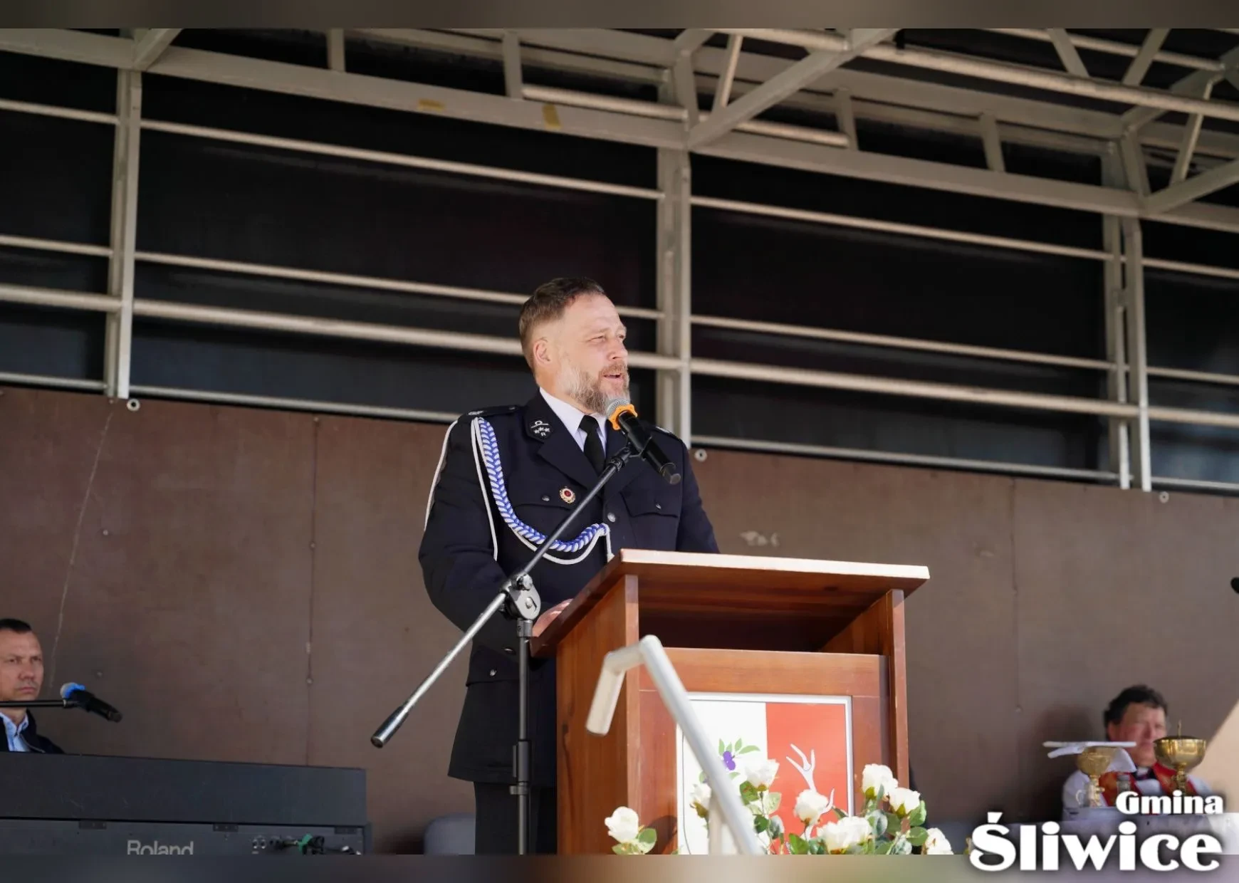 przewodniczący rg przemawia na scenie