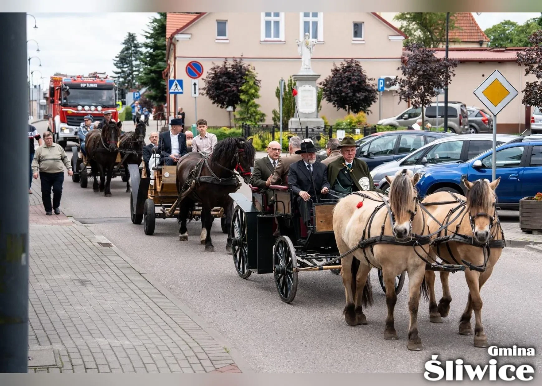 bryczki, za nimi wóz strażacki