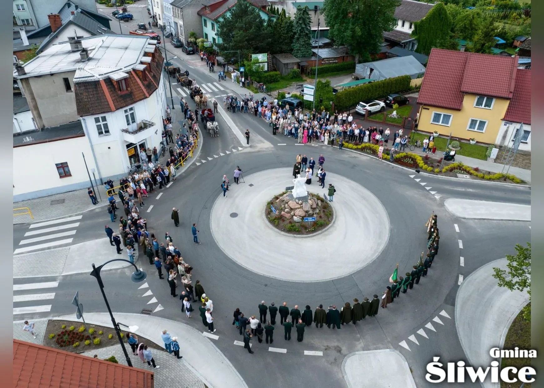 zebrani przy posągu