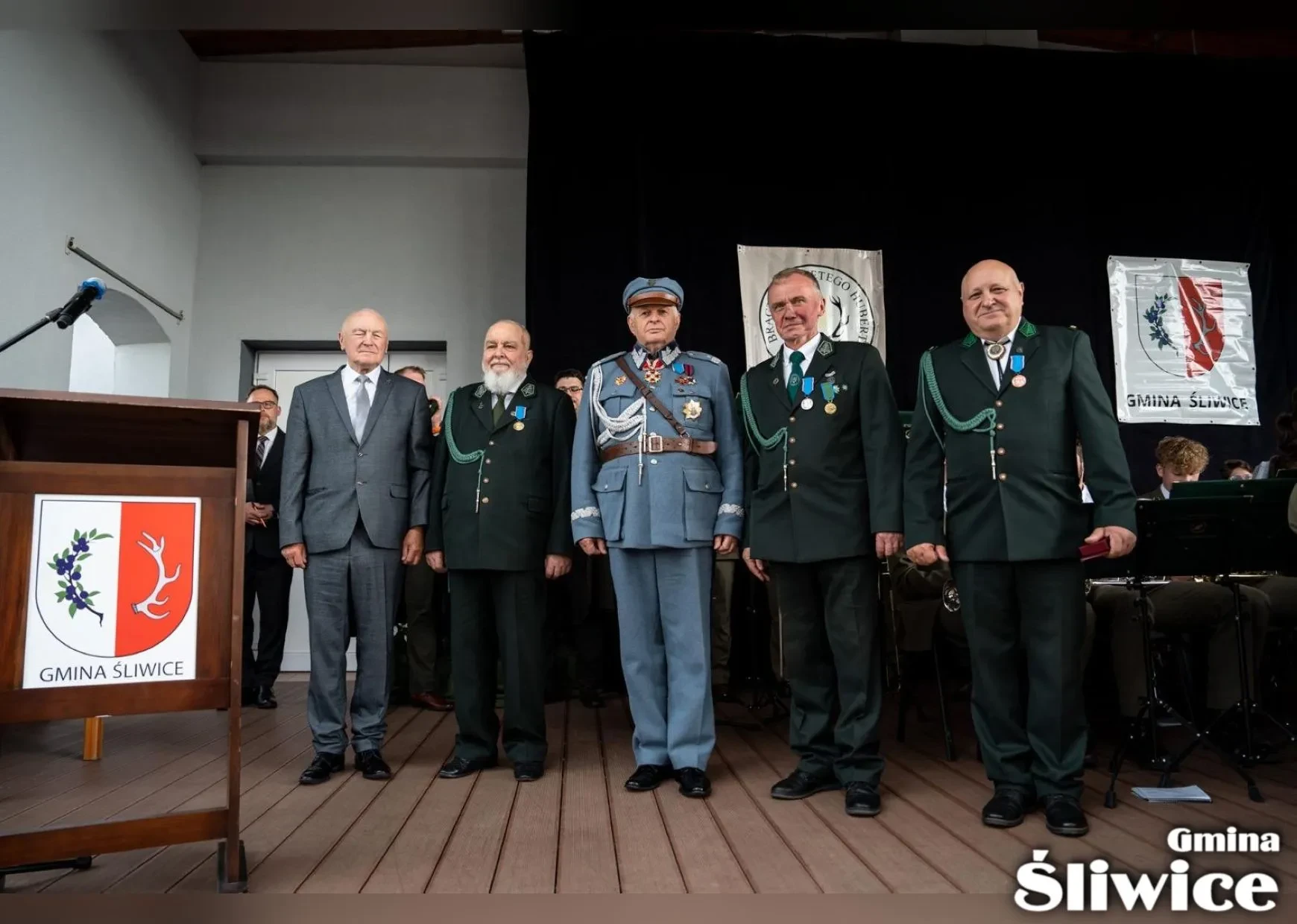 mężczyźni z odznaczeniami
