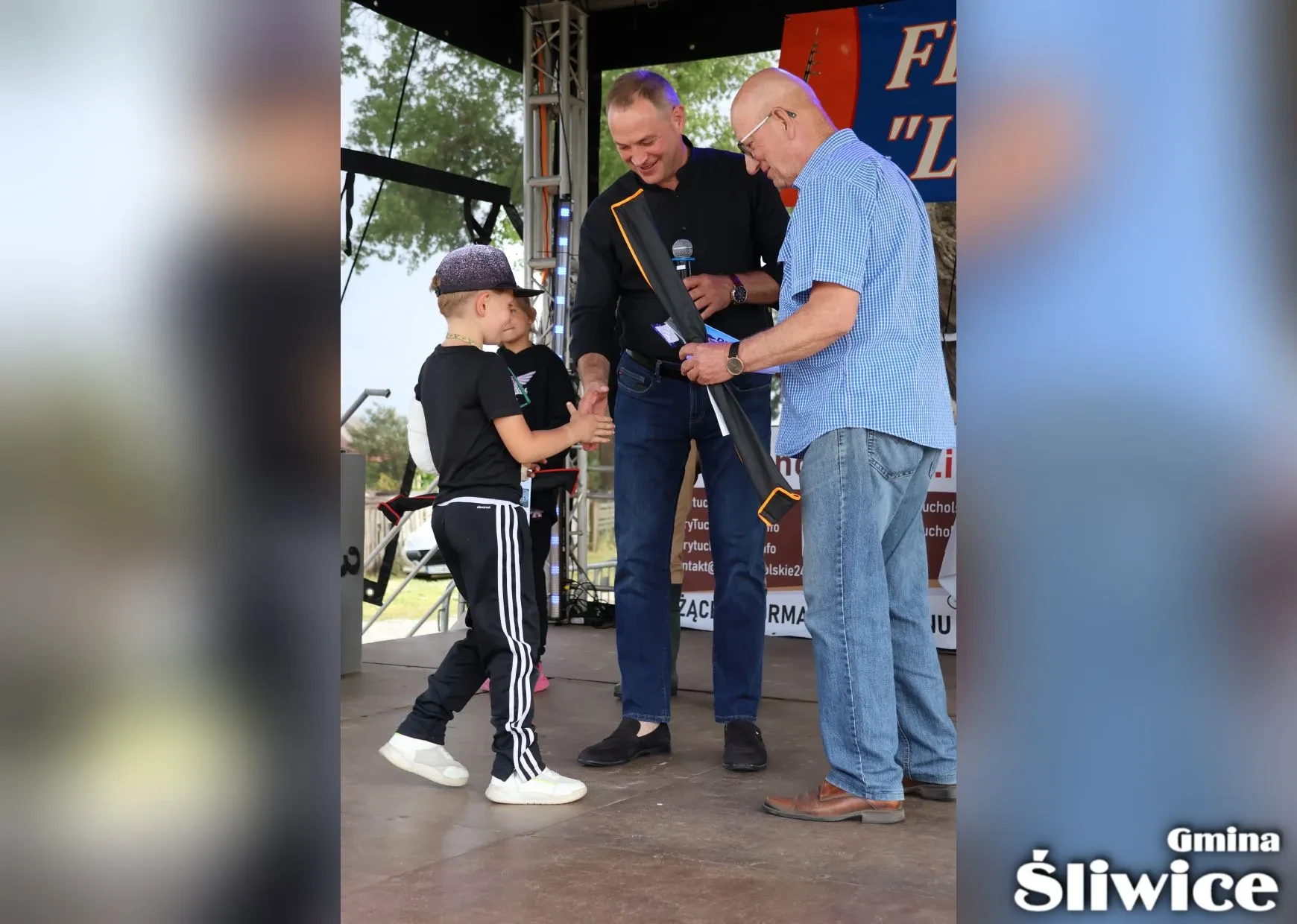 odbiór nagrody przez chłopca