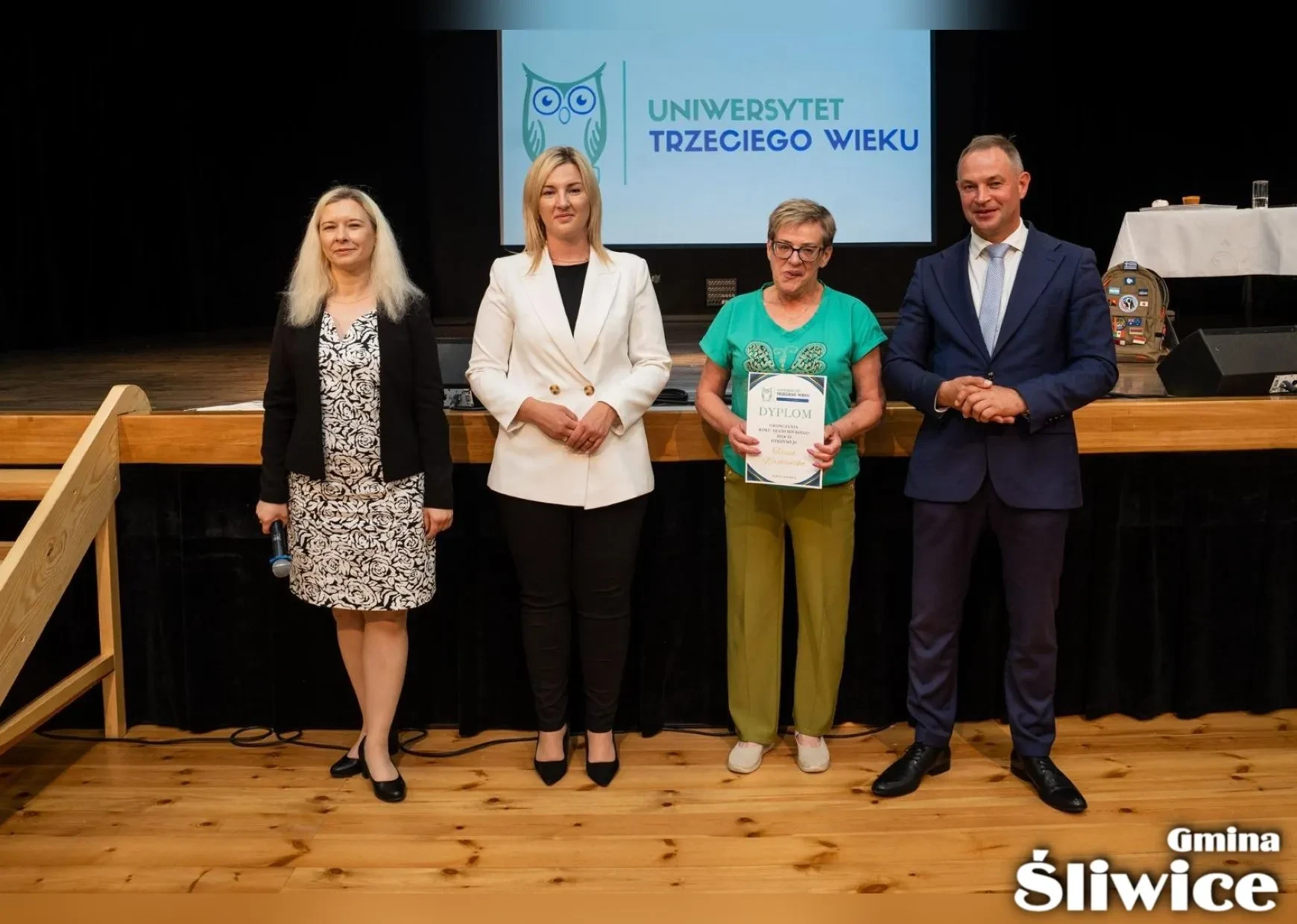 wójt, wicewójt, dyrektor gok i uczestniczka utw z dyplomem