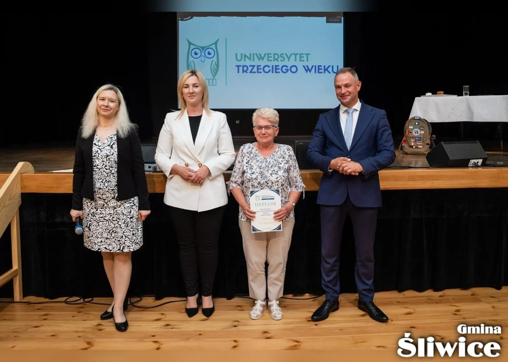 wójt, wicewójt, dyrektor gok i uczestniczka utw z dyplomem