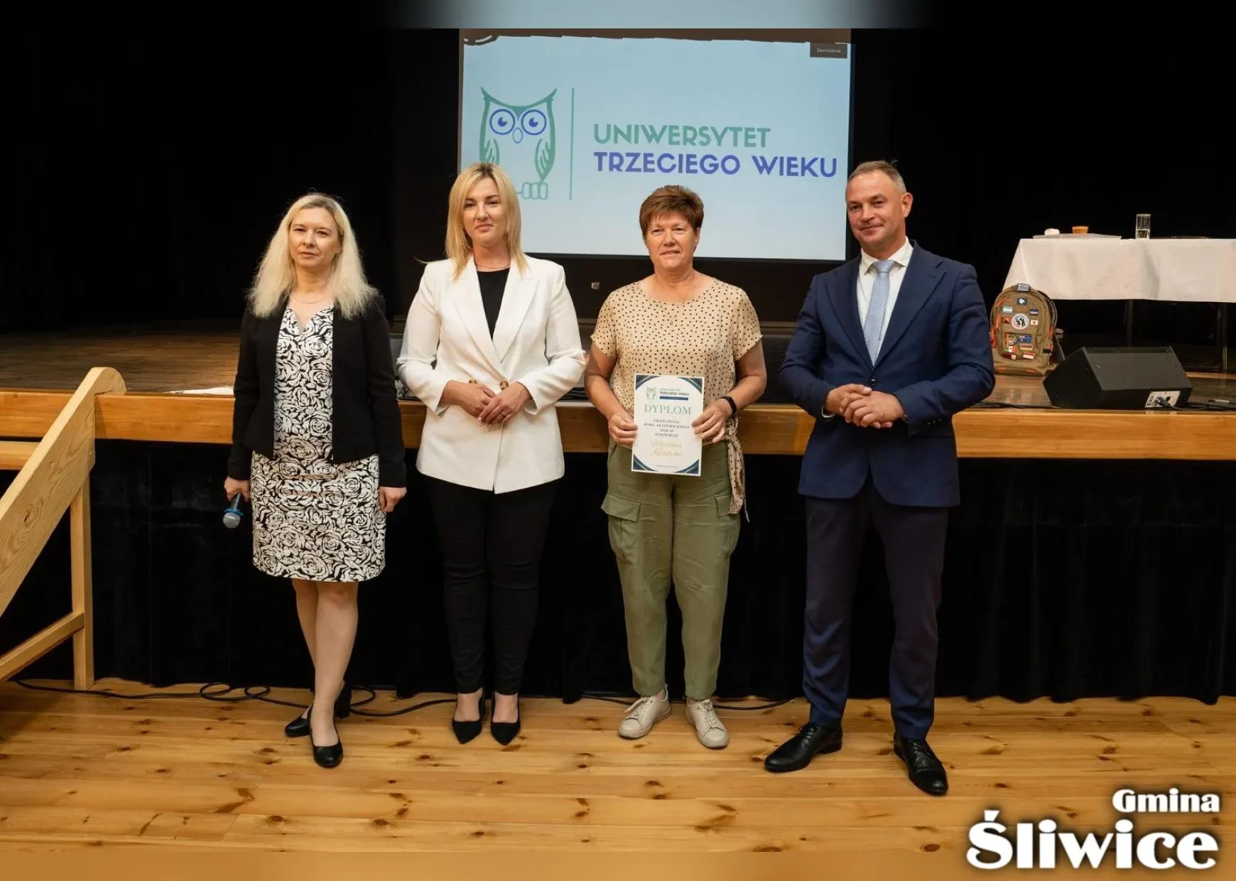 wójt, wicewójt, dyrektor gok i pani z dyplomem