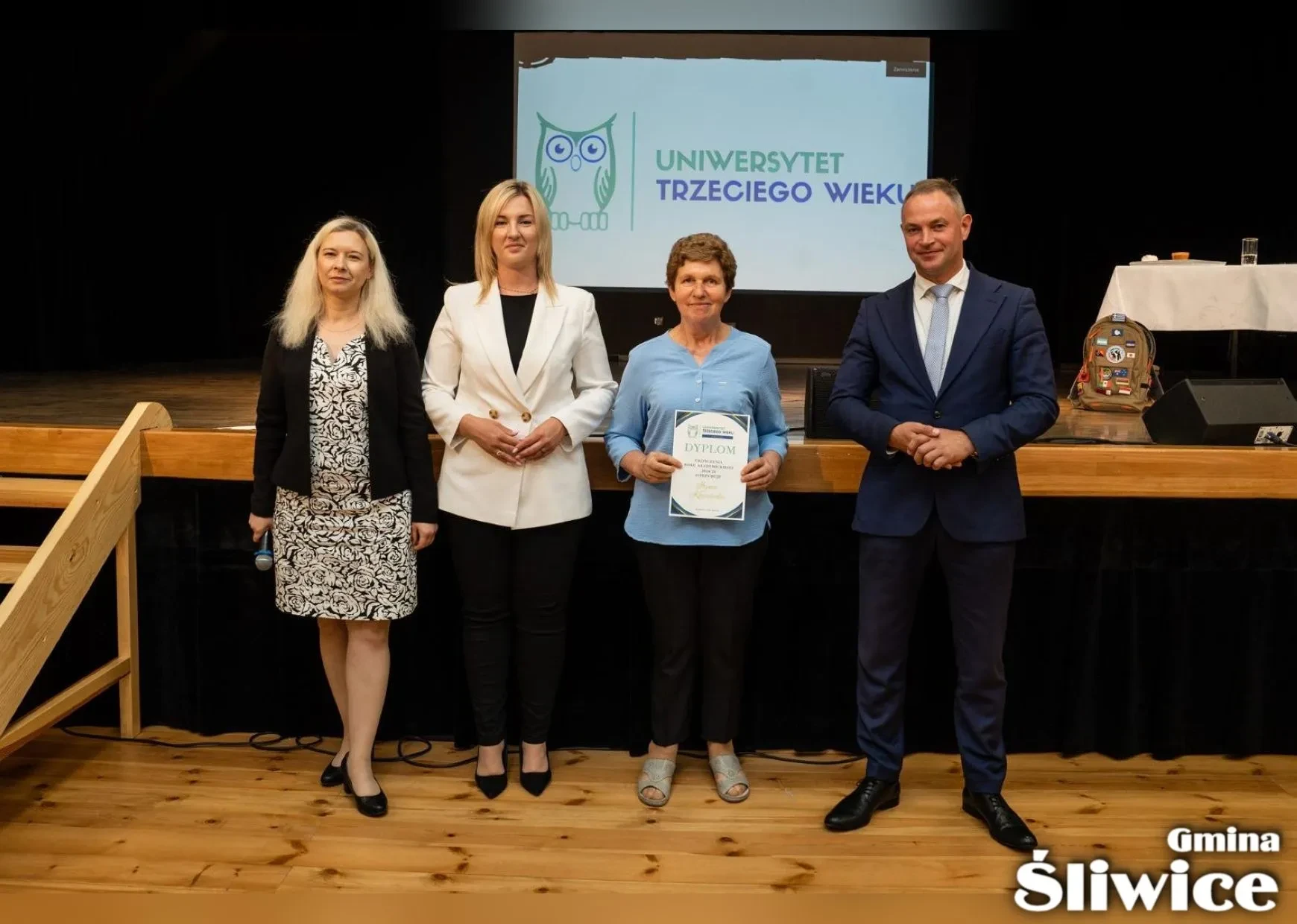 wójt, wicewójt, dyrektor gok i pani z dyplomem