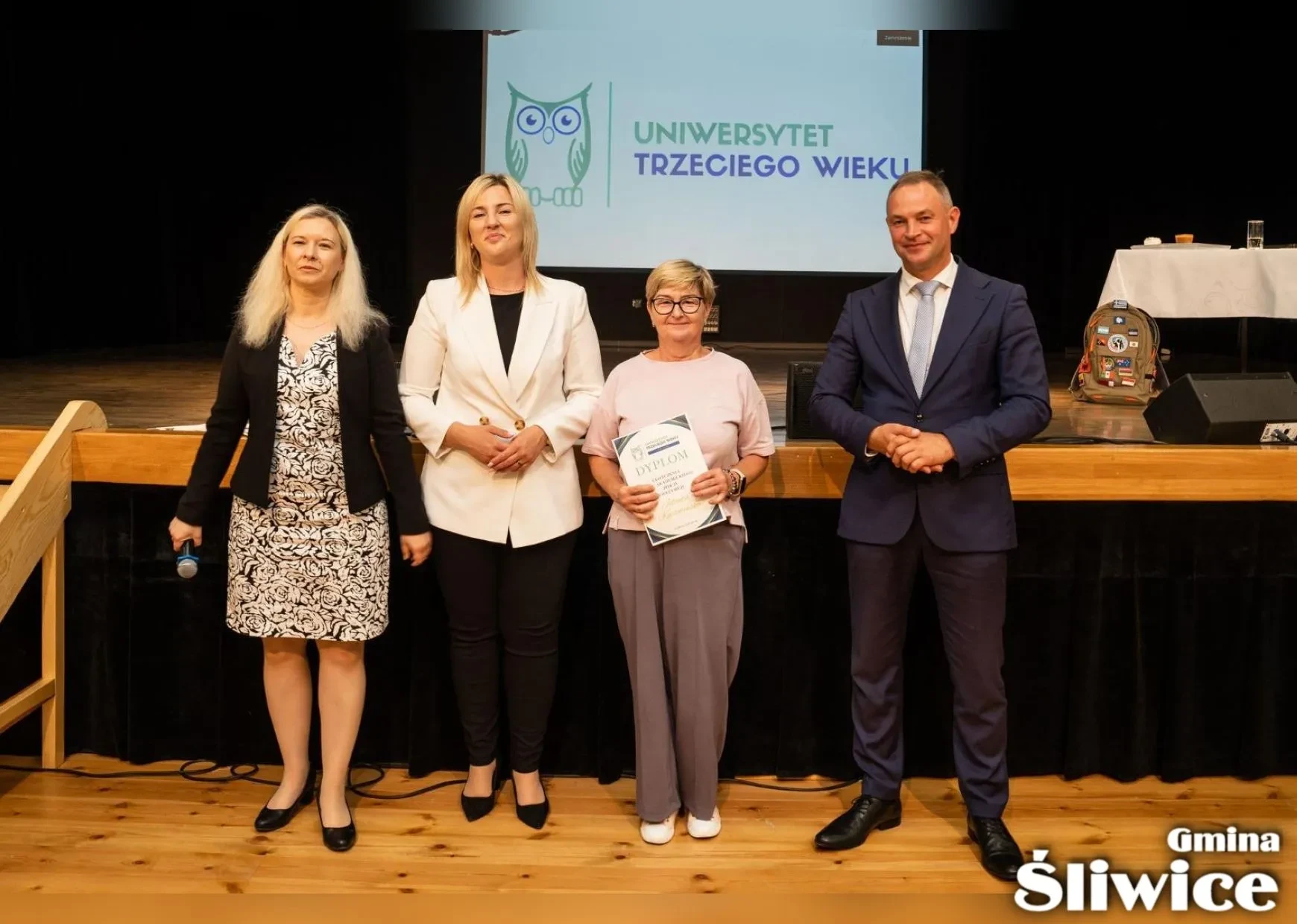 wójt, wicewójt, dyrektor gok i pani z dyplomem