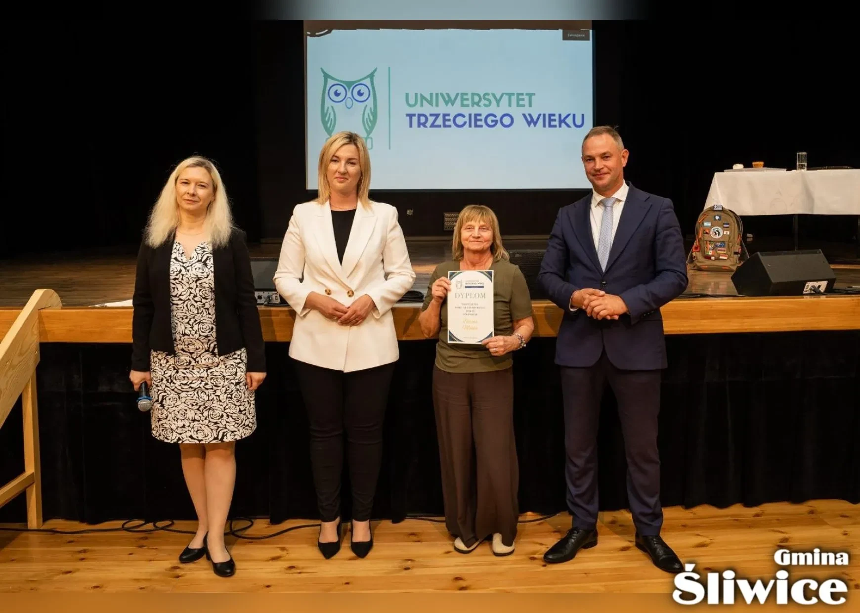 wójt, wicewójt, dyrektor gok i pani z dyplomem