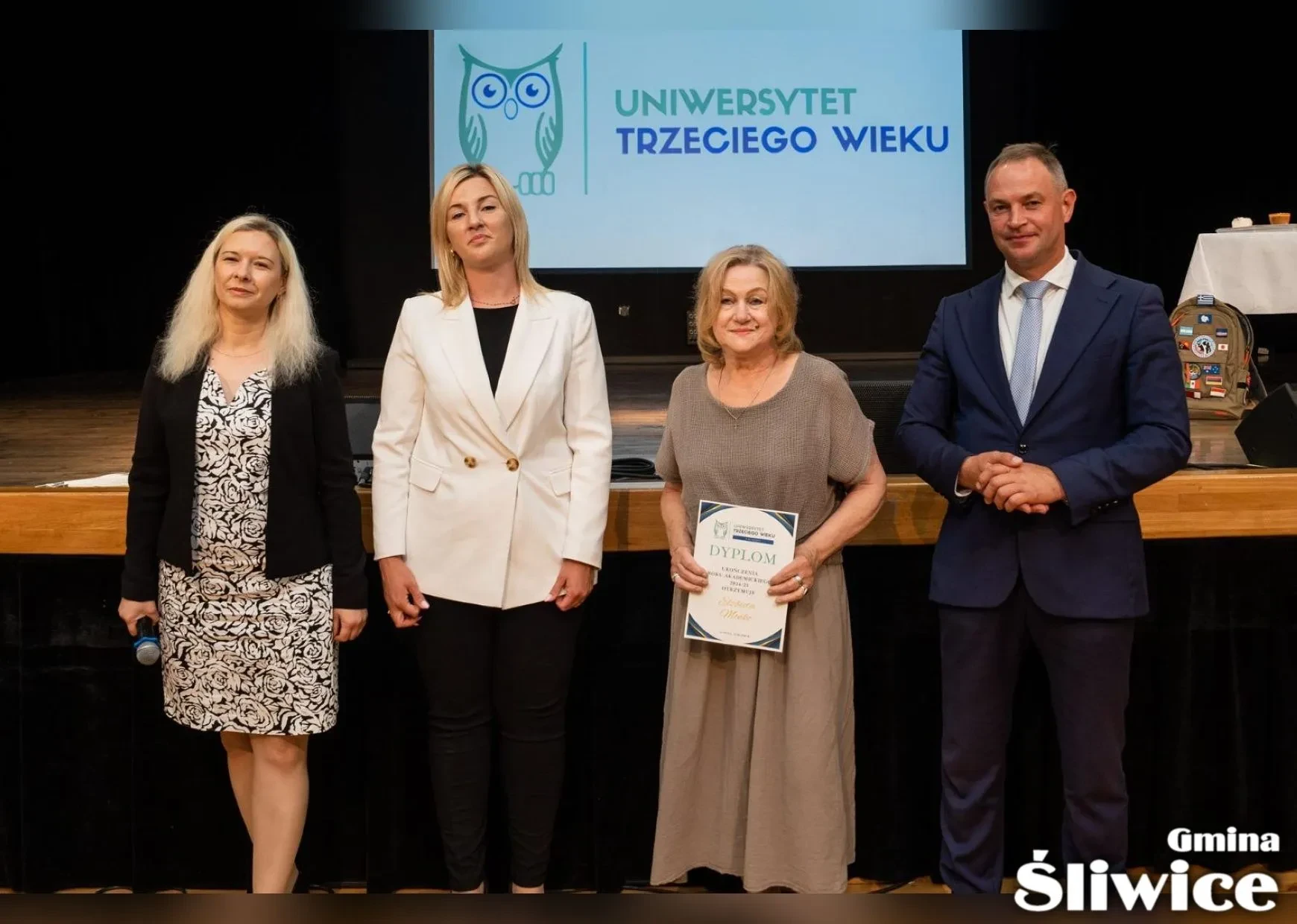 wójt, wicewójt, dyrektor gok i pani z dyplomem