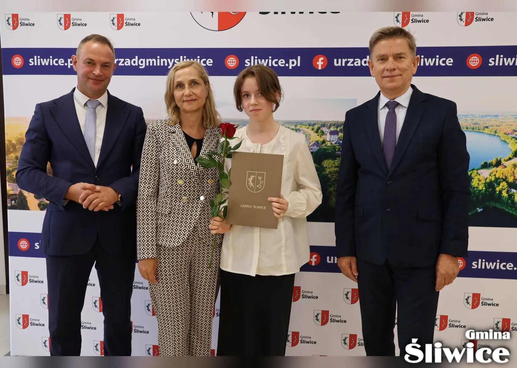 wójt, dyrektor sp śliwice, sekretarz i uczennica