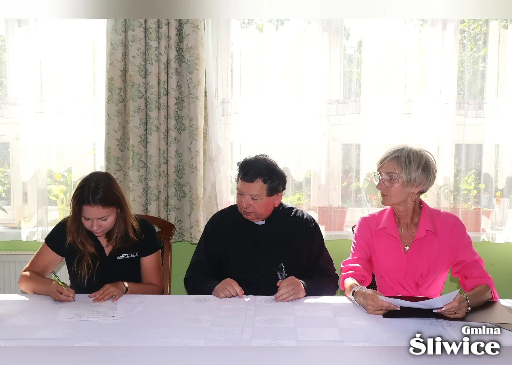 zebrani podczas podpisania umowy