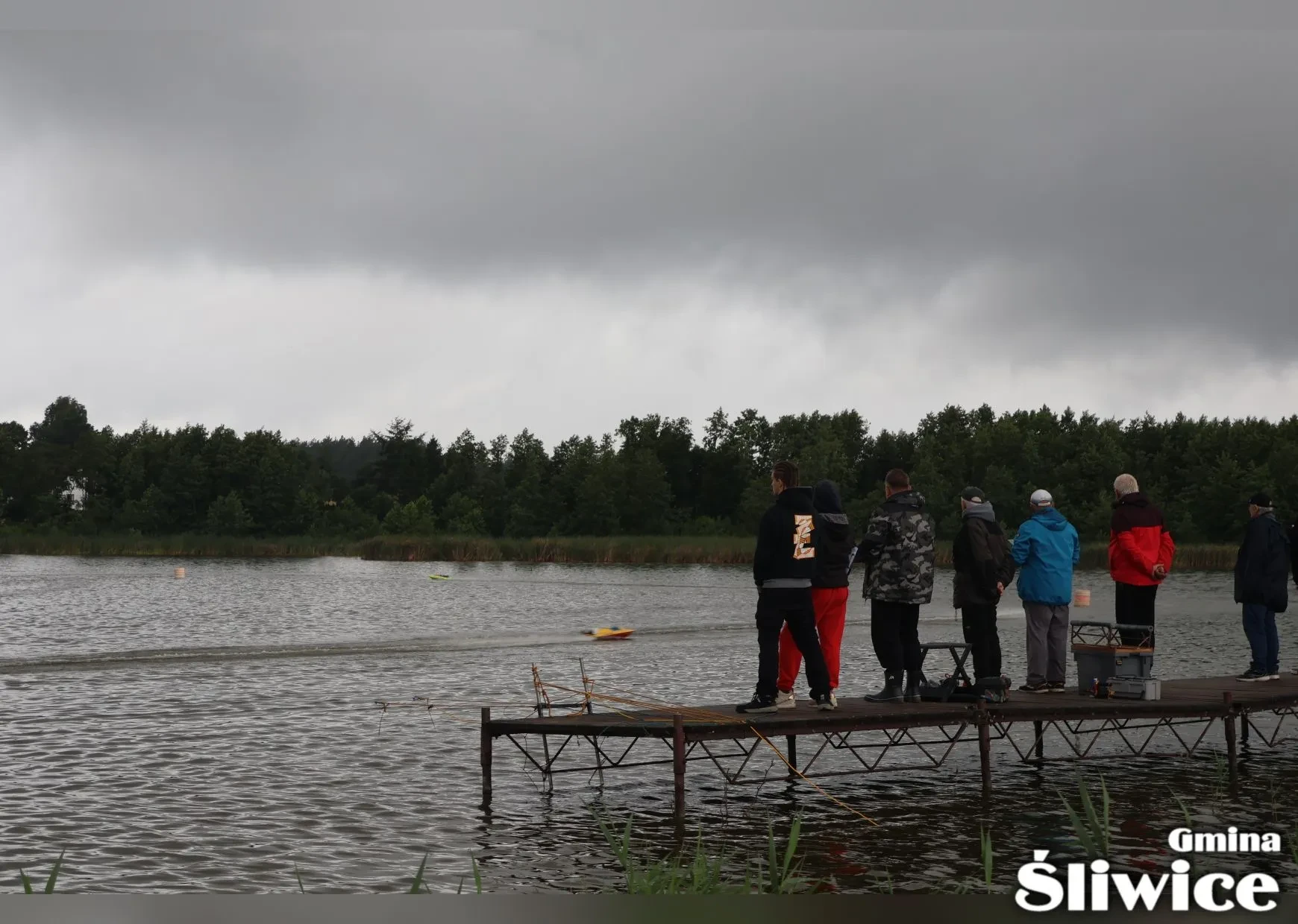 zebrani na moście