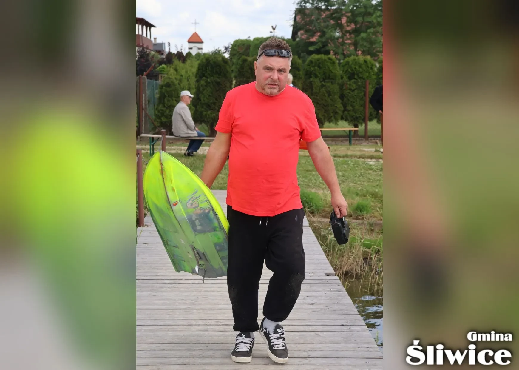 mężczyzna idzie z modelem na start