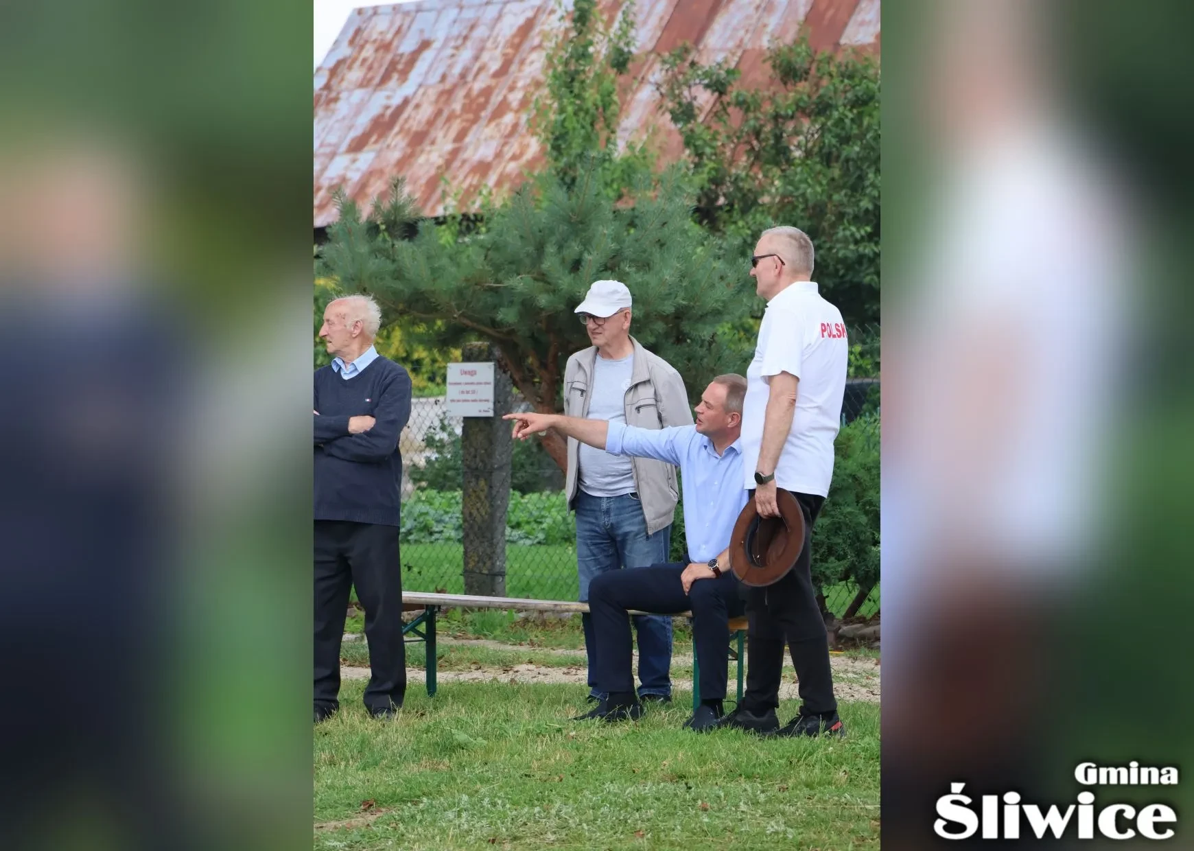 wójt wskazuje palcem na model