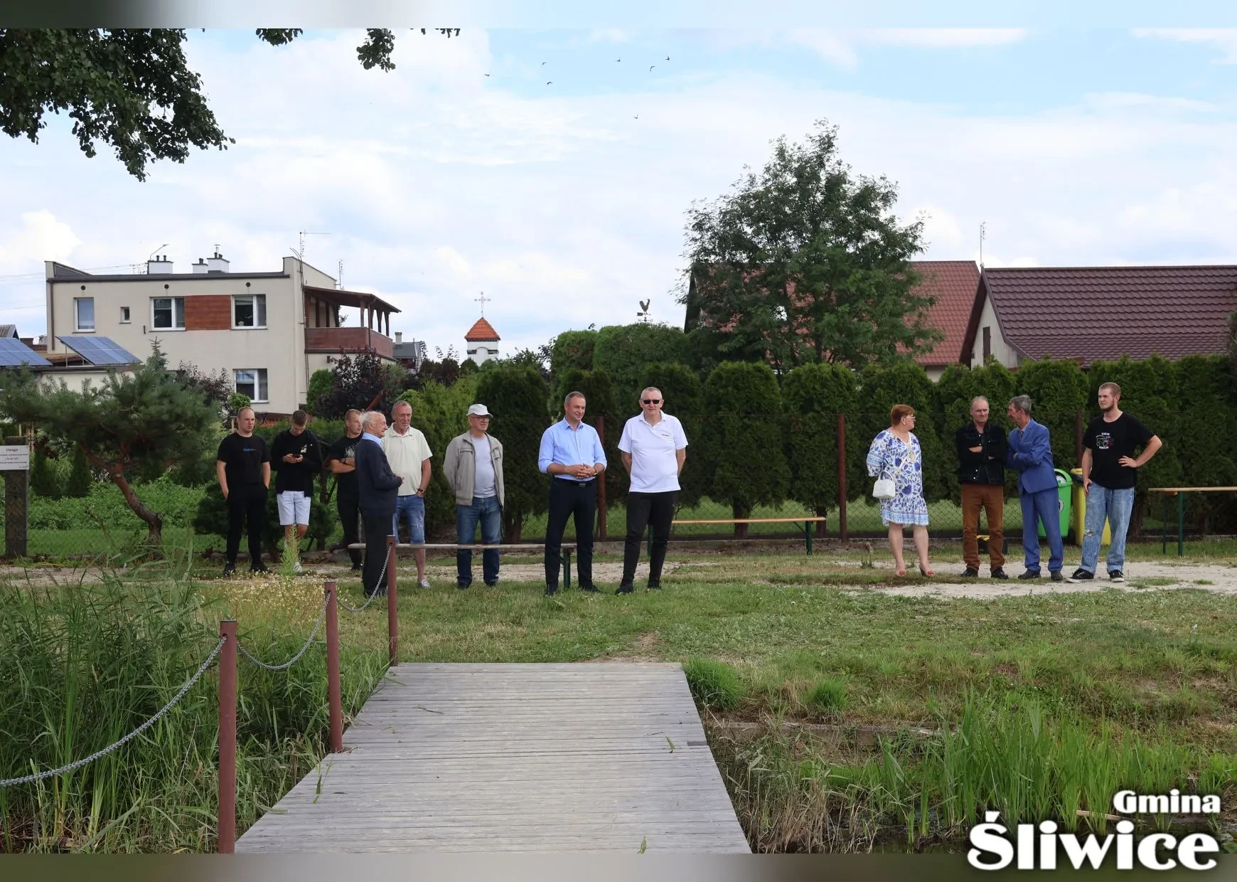 mieszkańcy obserwują wydarzenie