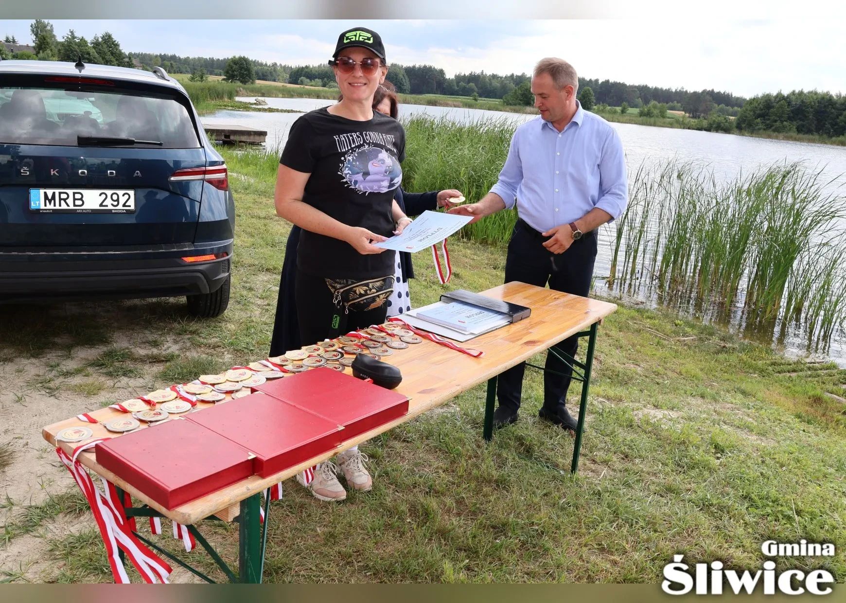 dyplomy i medale rozłożone na stole