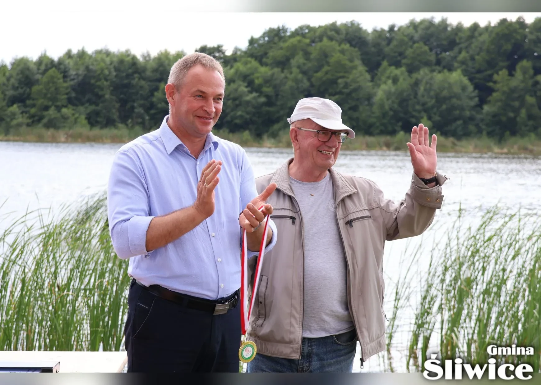 uśmiechnięci wójt i sołtys