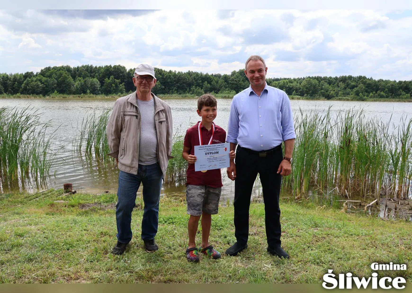 chłopiec z dyplomem