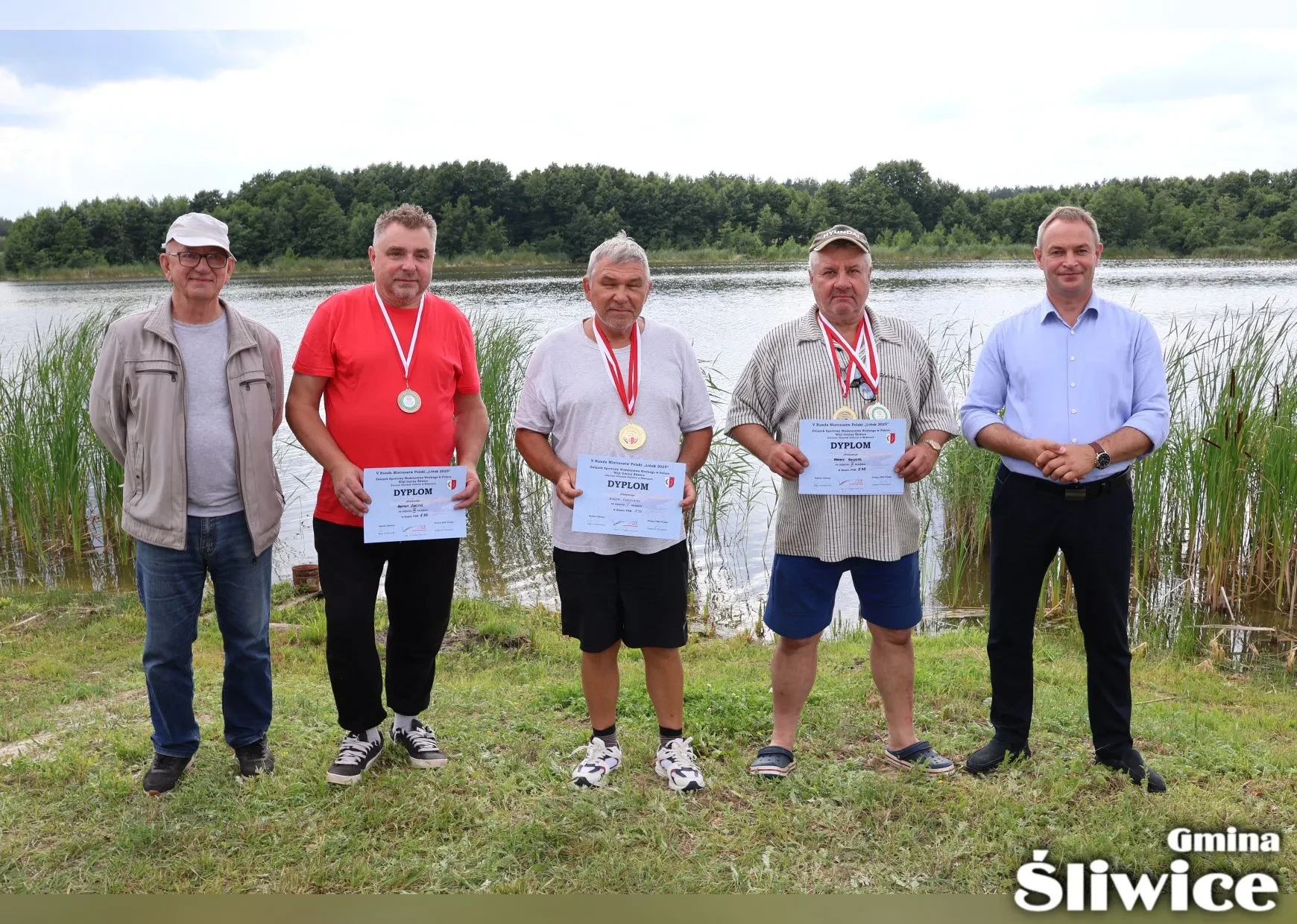 mężczyźni z dyplomami i medalami