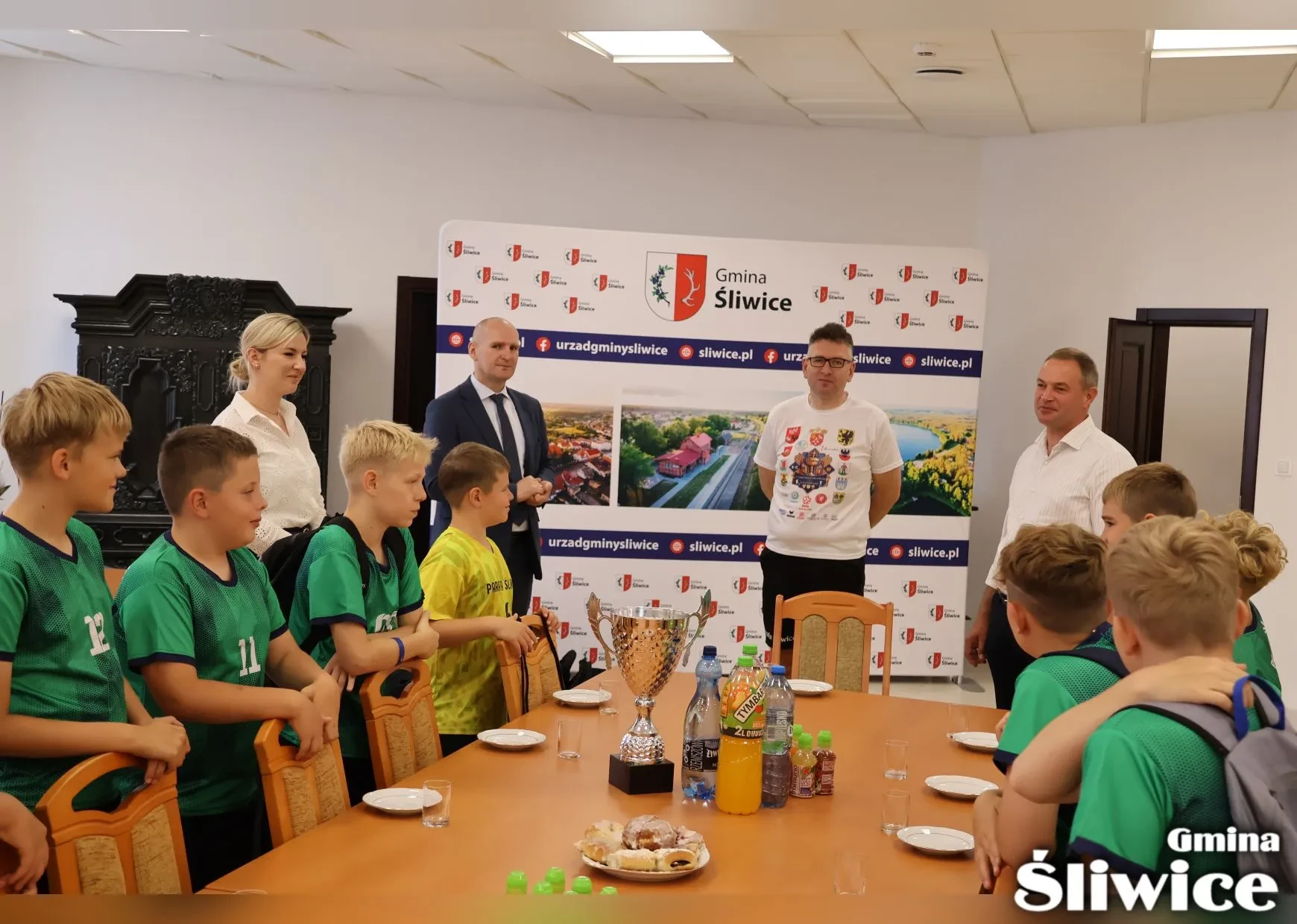 uśmiechnięci chłopcy przy stołach