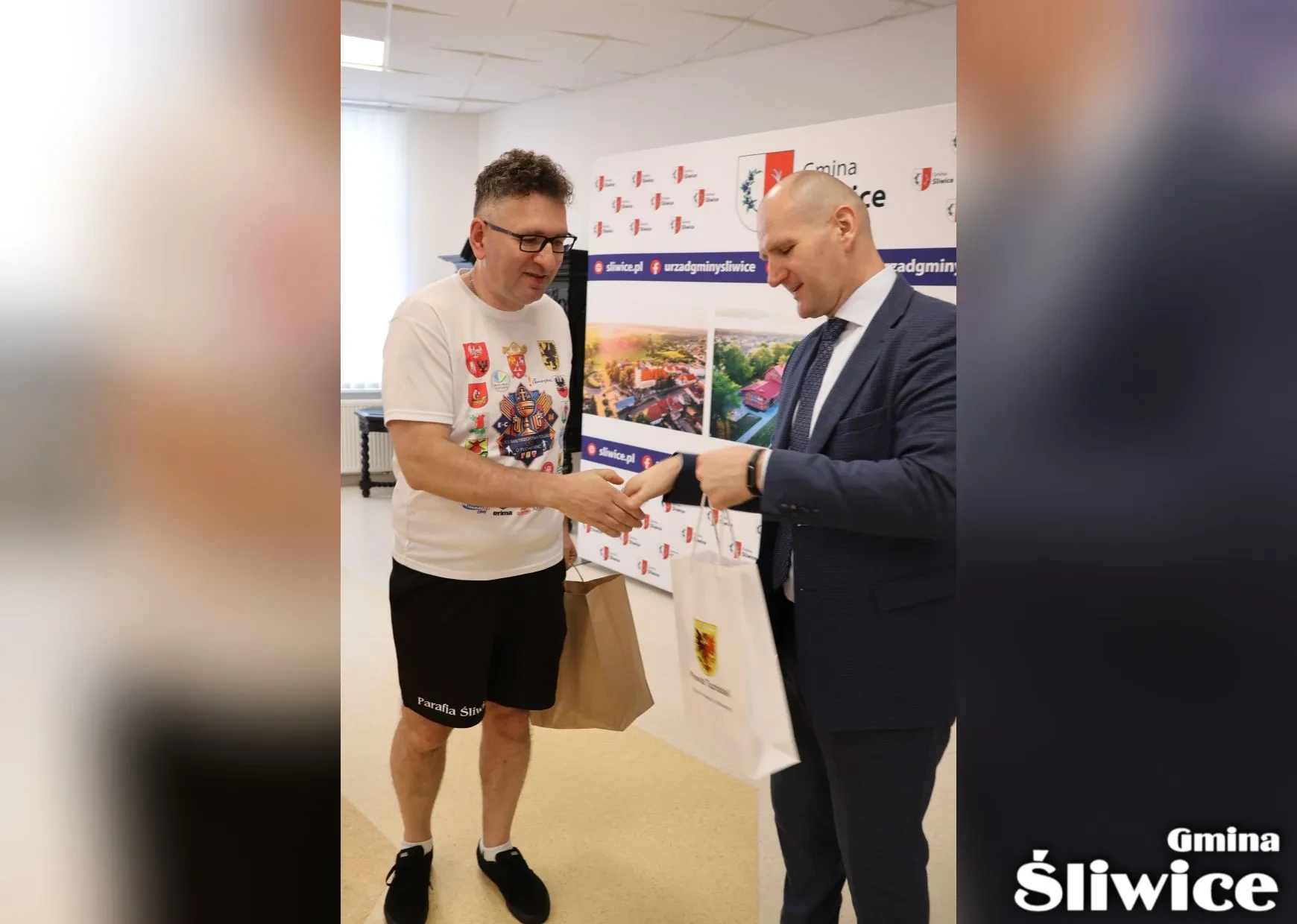 starosta wręcza nagrodę wikaremu