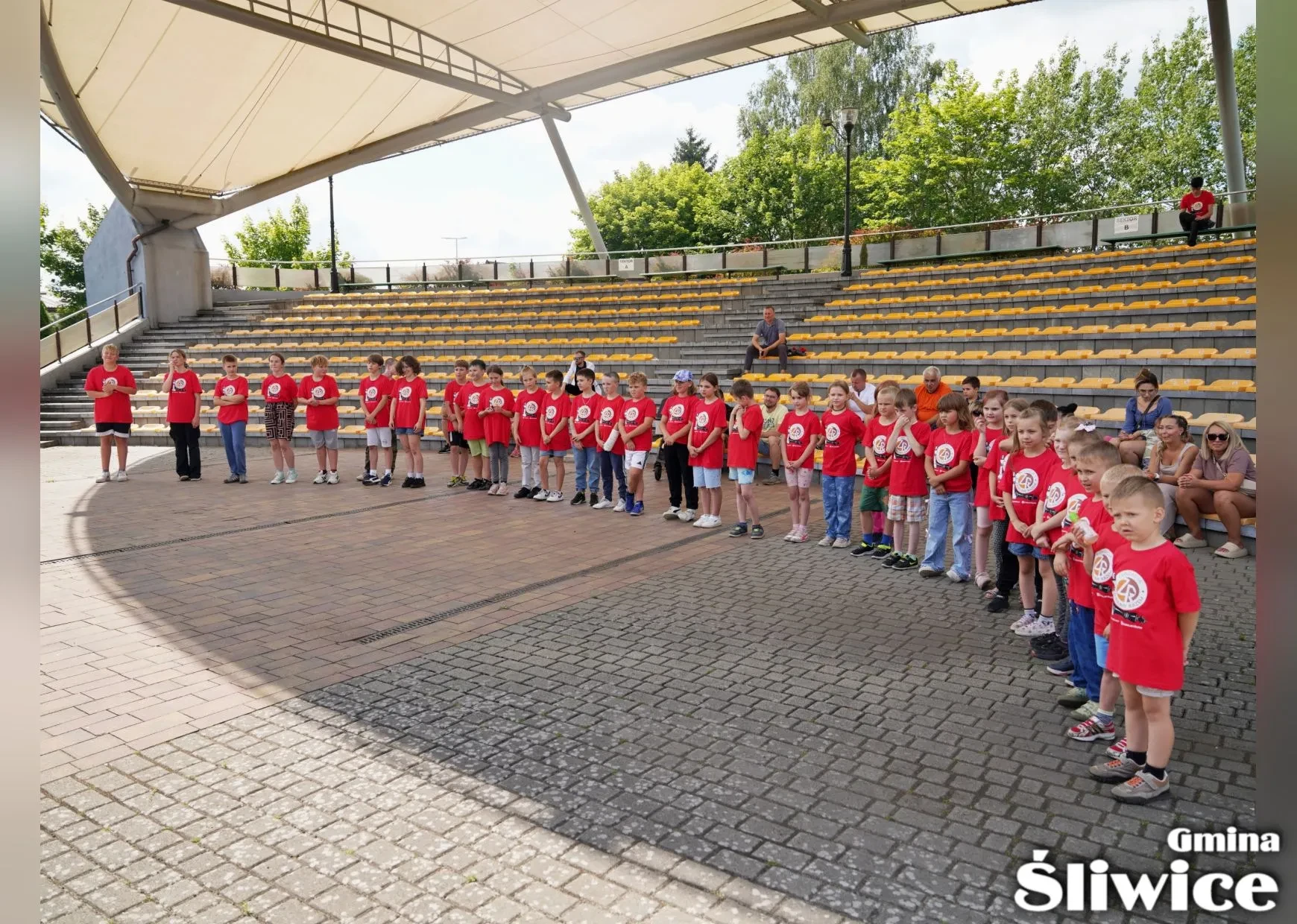 dzieci ustawione w półokrąg