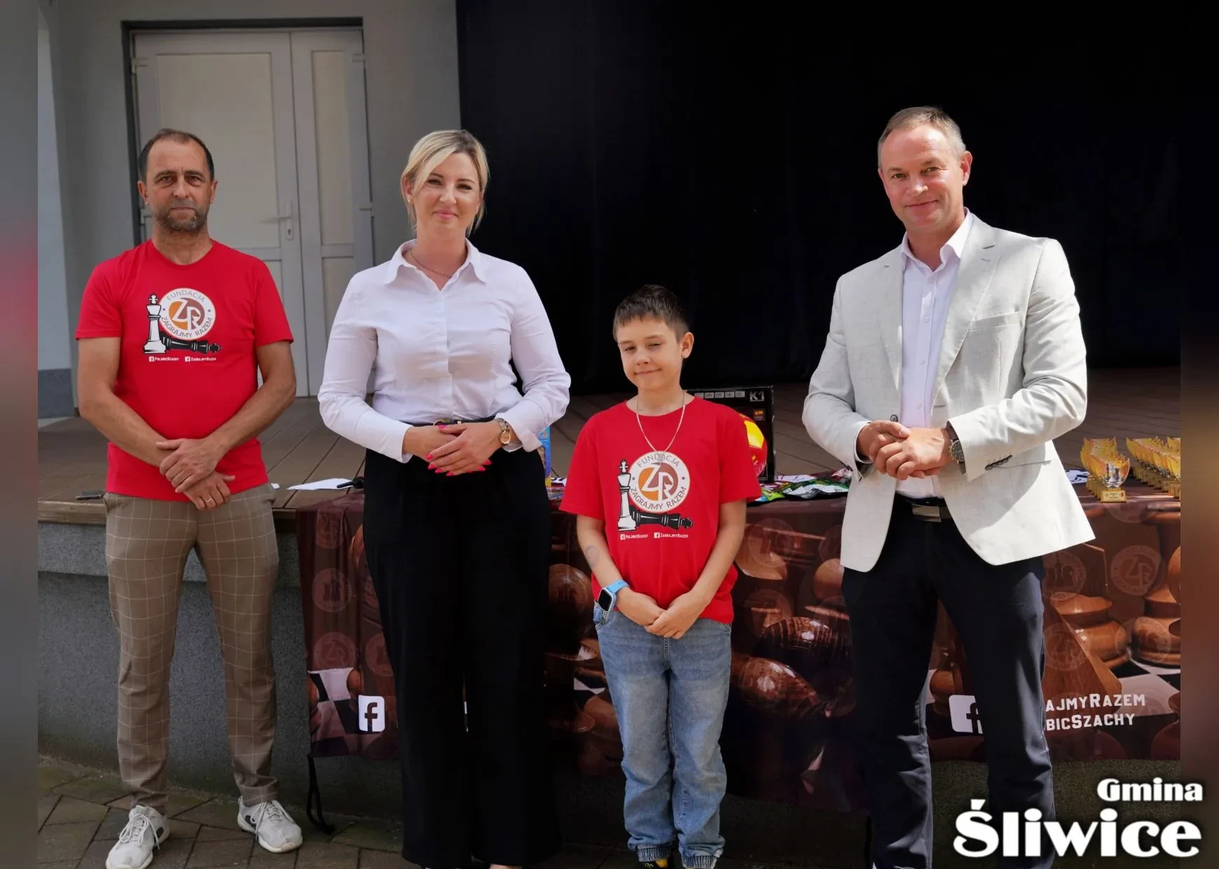 chłopiec pozuje do zdjęcia