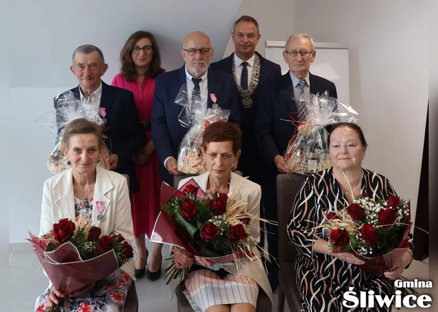 zebrani jubilaci z wójtem i zastępcą kierownika usc