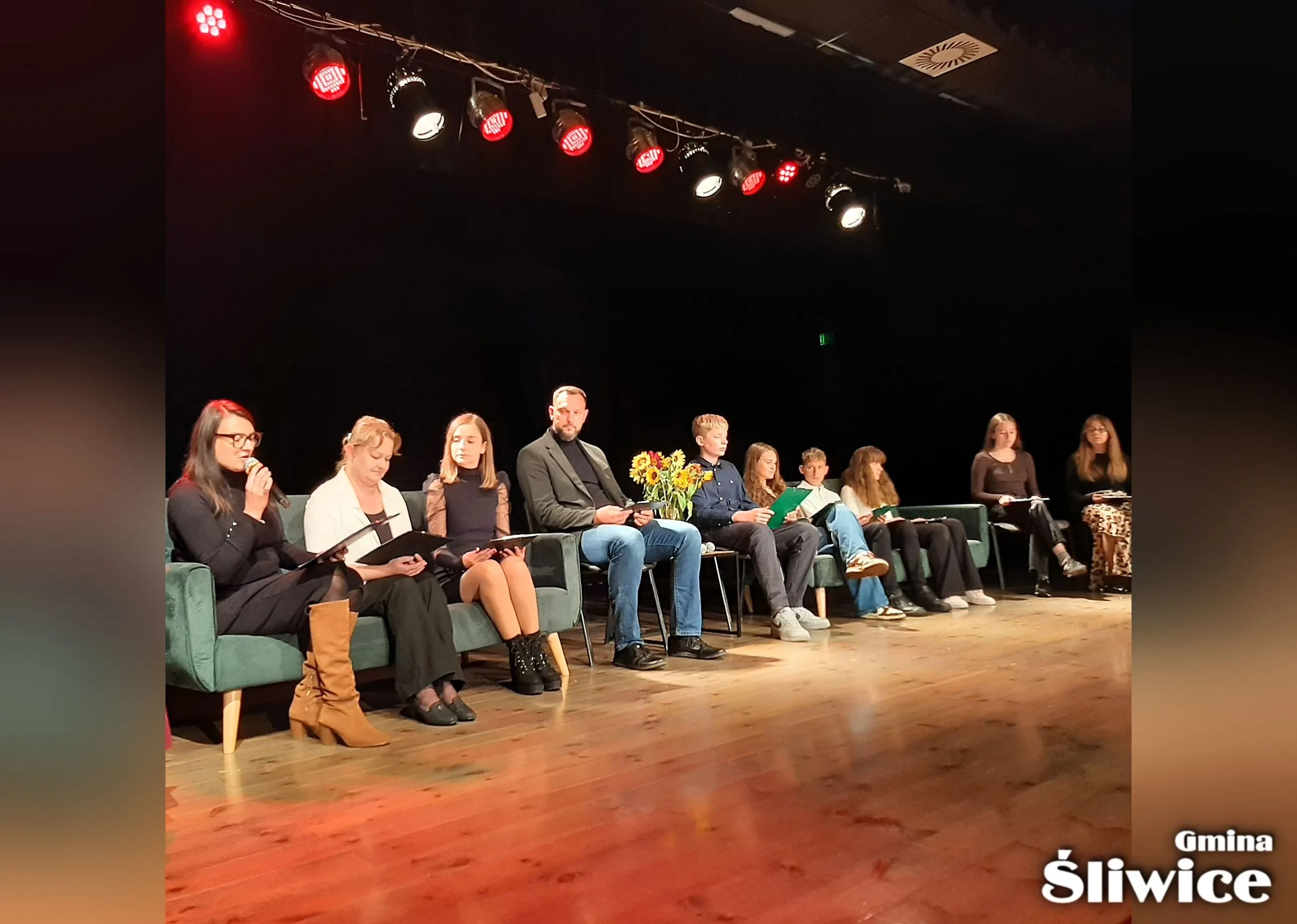 przedstawiciel rg oraz nauczyciele ze szkół wraz z uczniami czytają