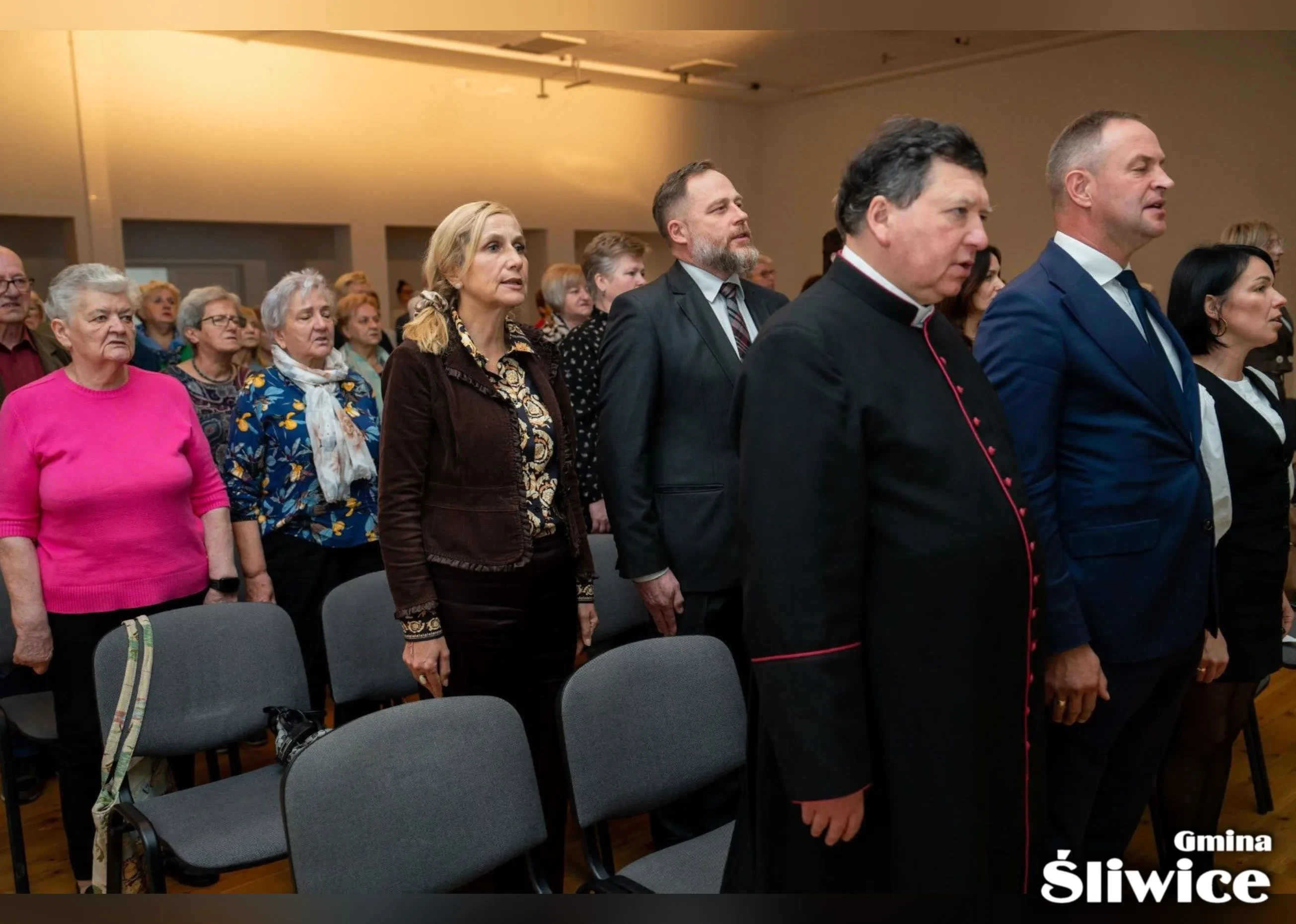 wszyscy na sali stoją