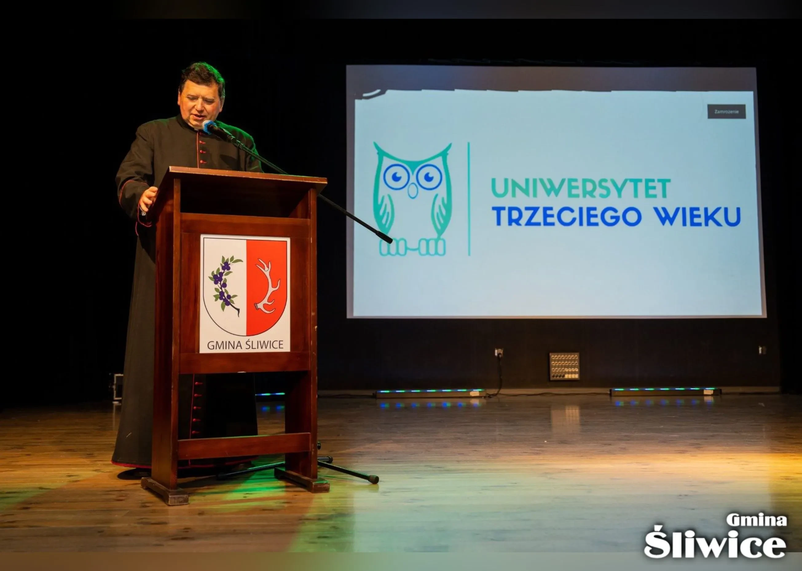 proboszcz przemawia do zebranych