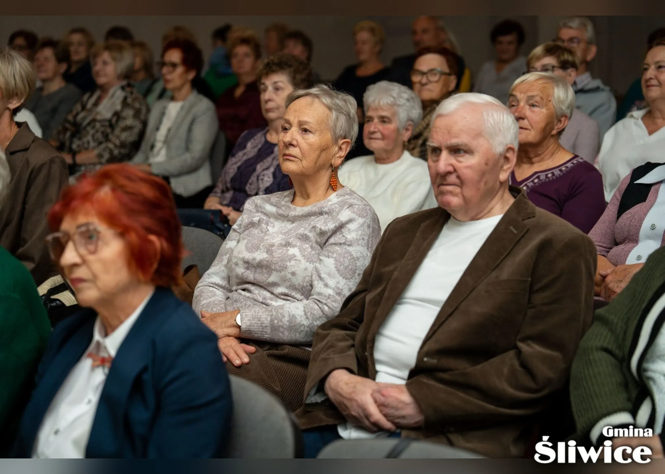 zebrani siedzą na krzesełkach