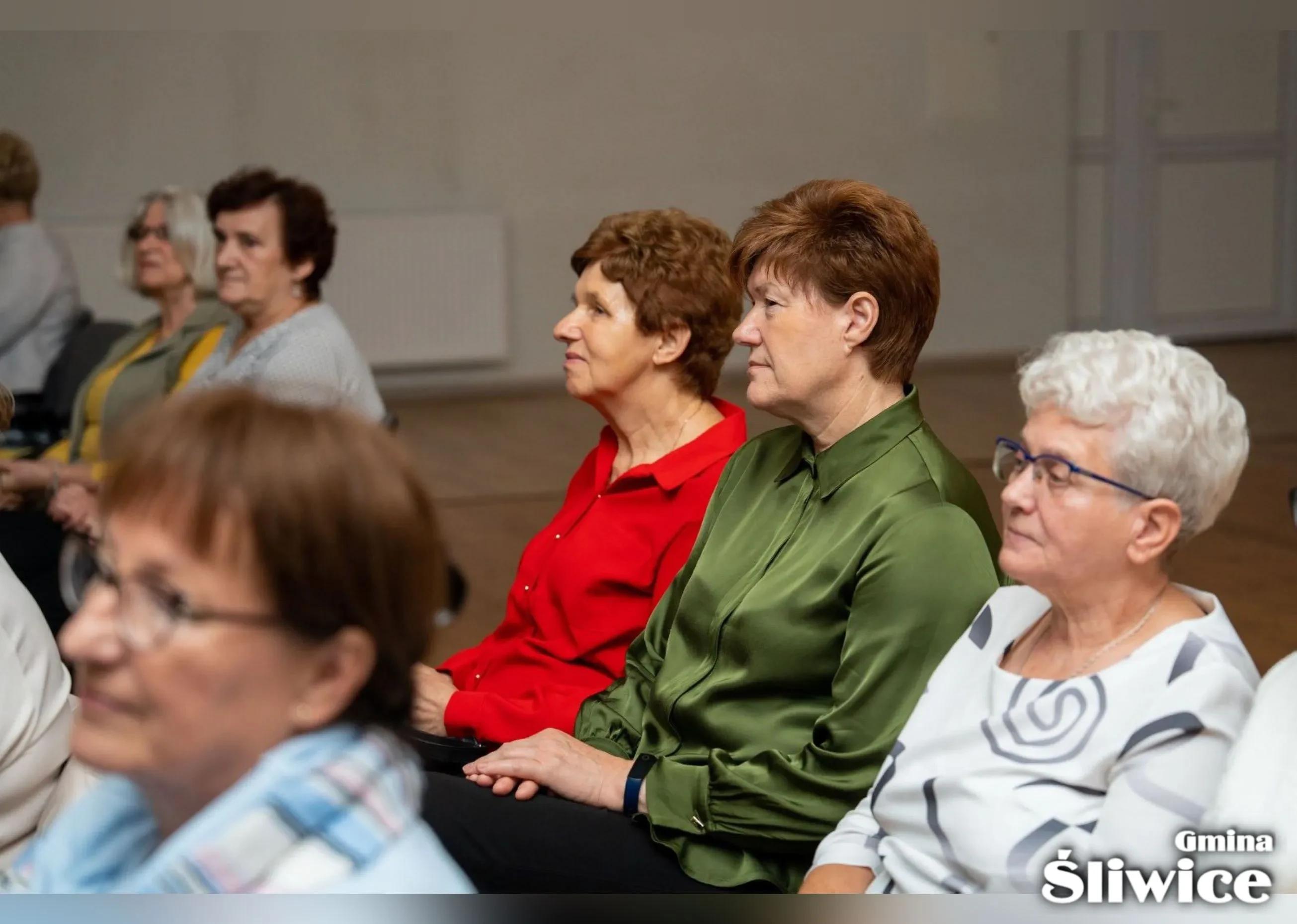 seniorki siedzą i słuchają
