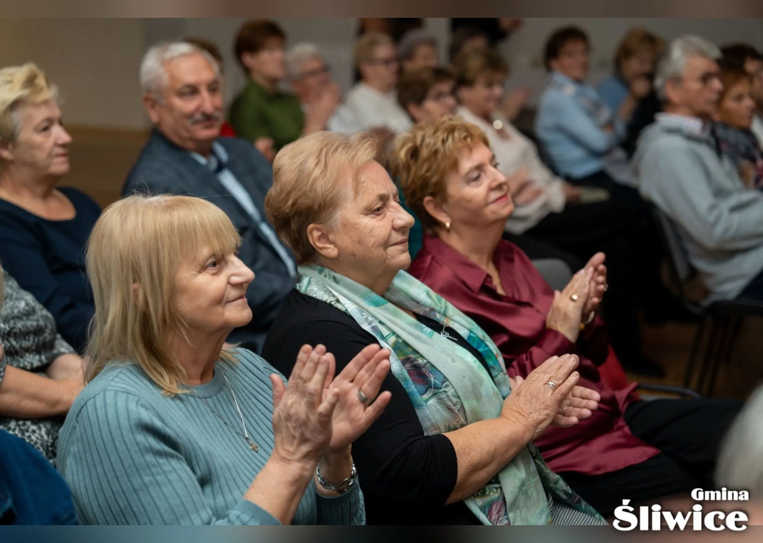 seniorzy klaszczą