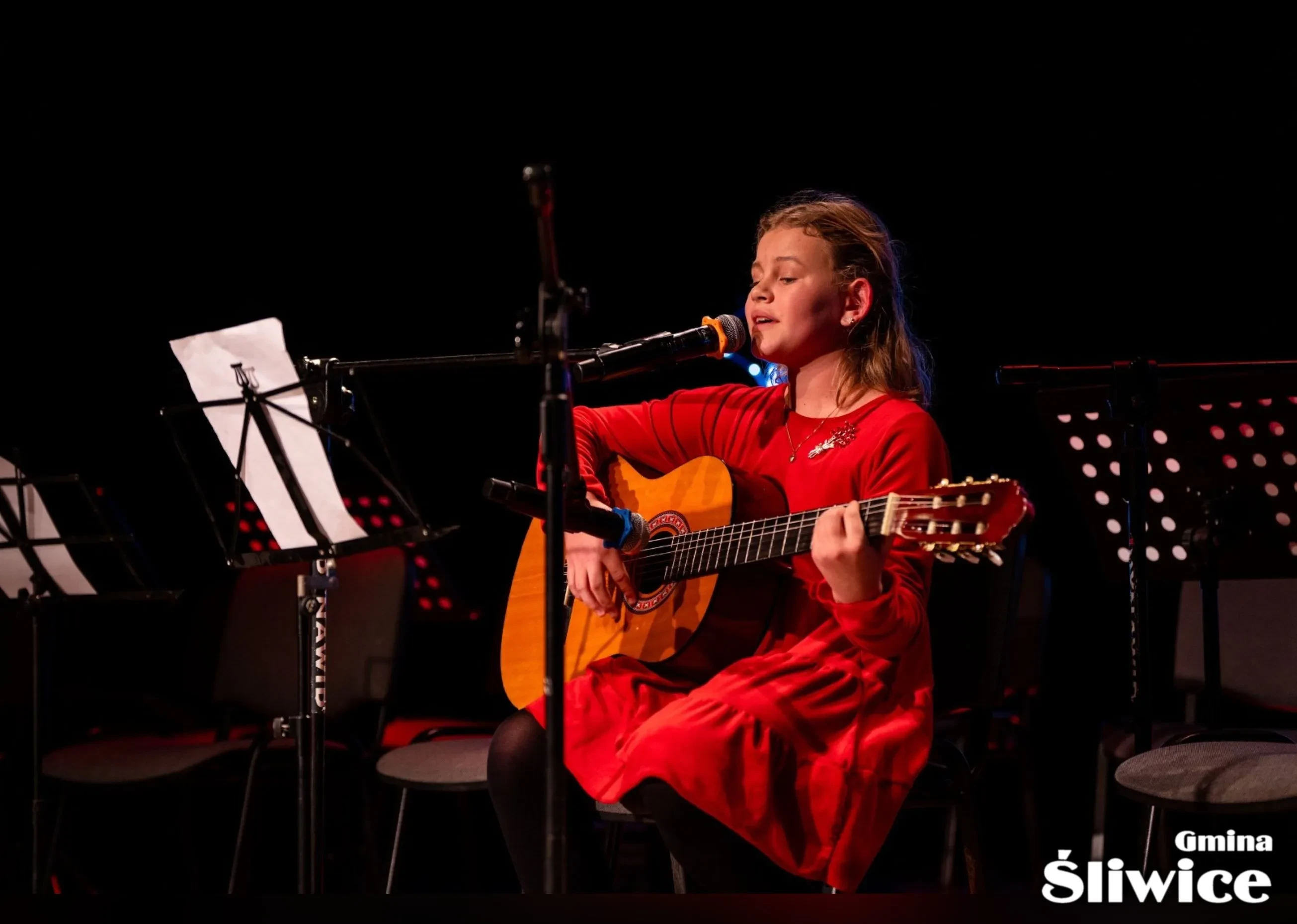 uczestniczka śpiewa i gra na gitarze