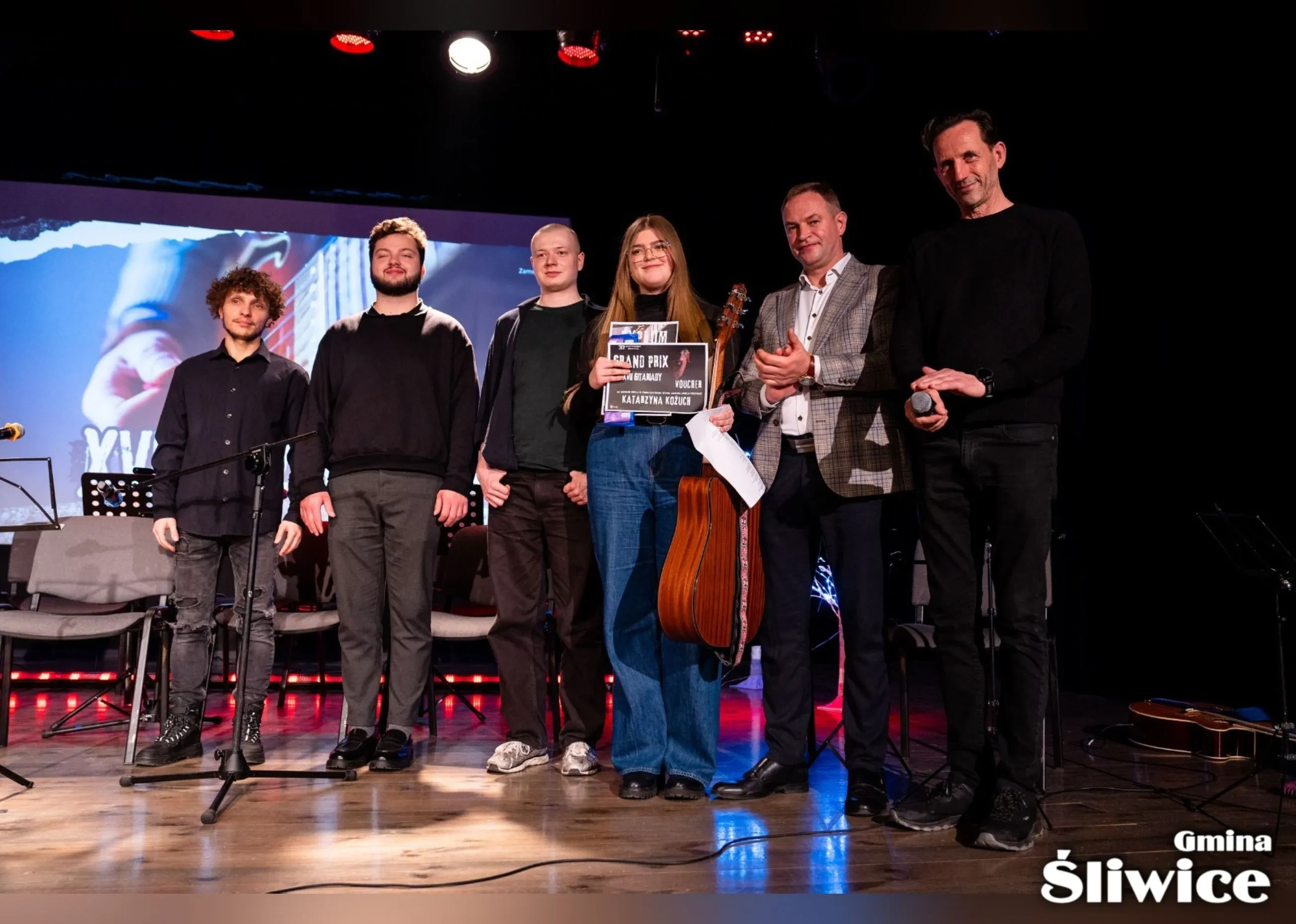 zwyciężczyni gitariady razem z jury, wójtem i prowadzącym 