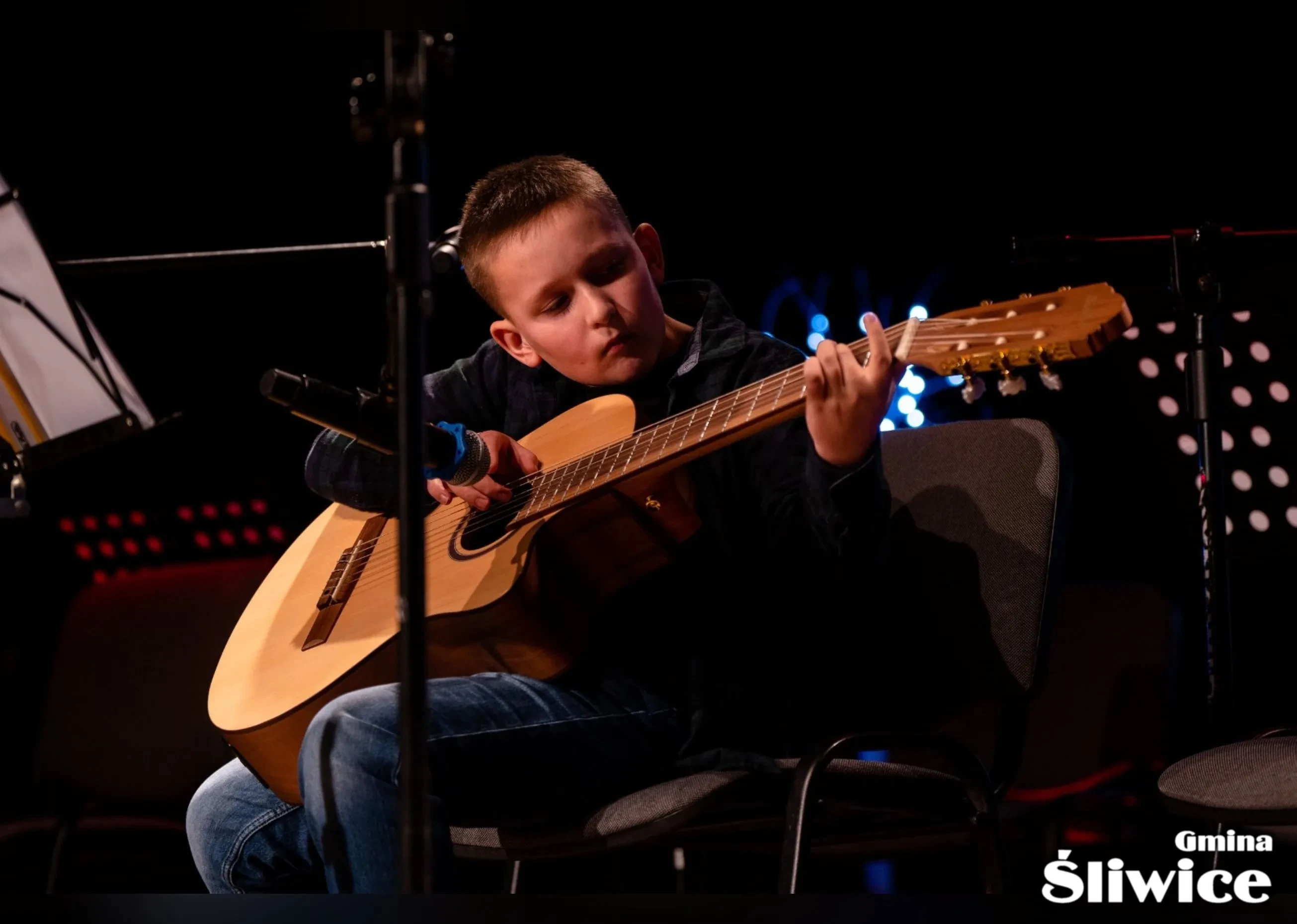 chłopiec gra kolędę na gitarze
