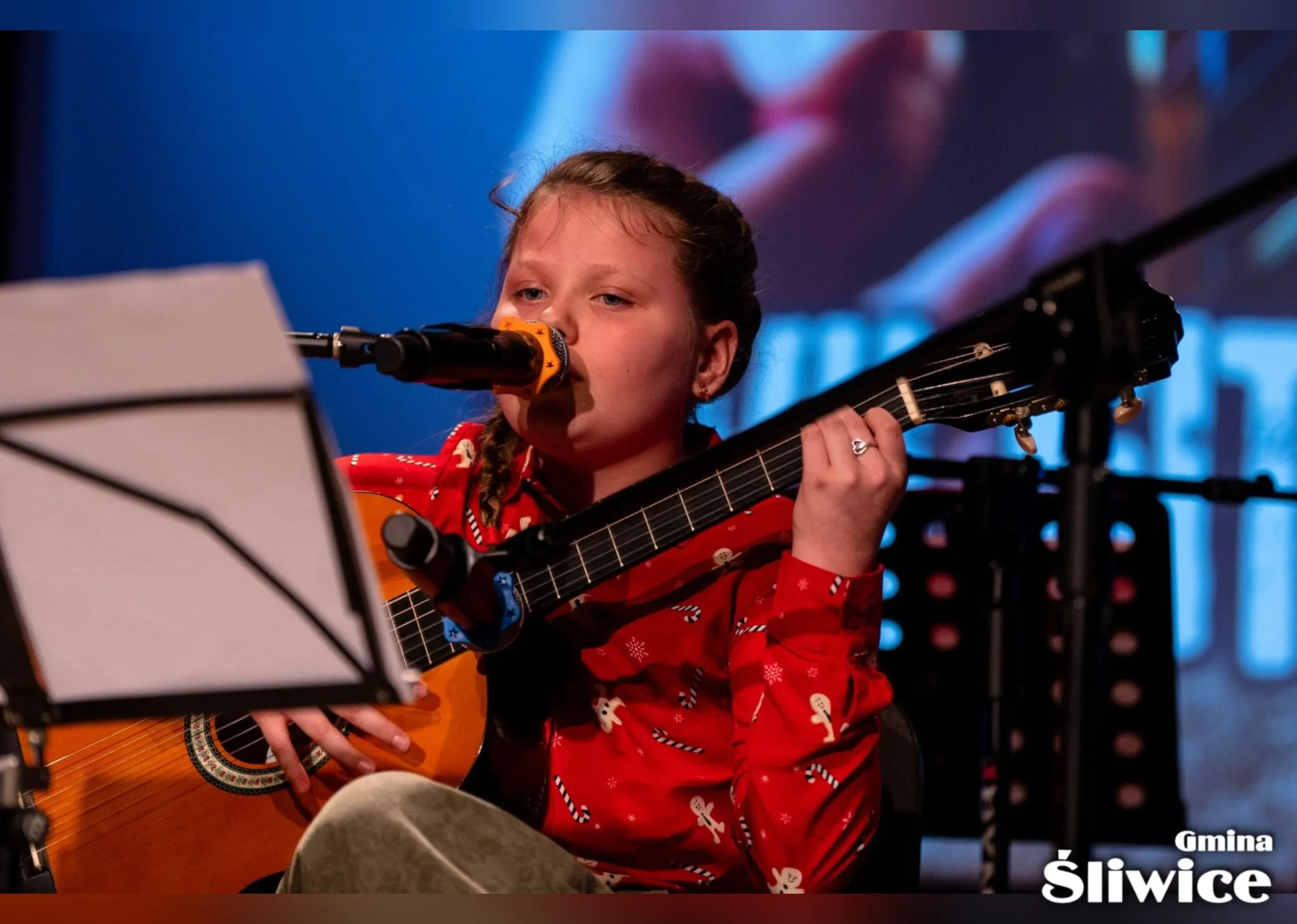 dziewczyna gra na gitarze i śpiewa