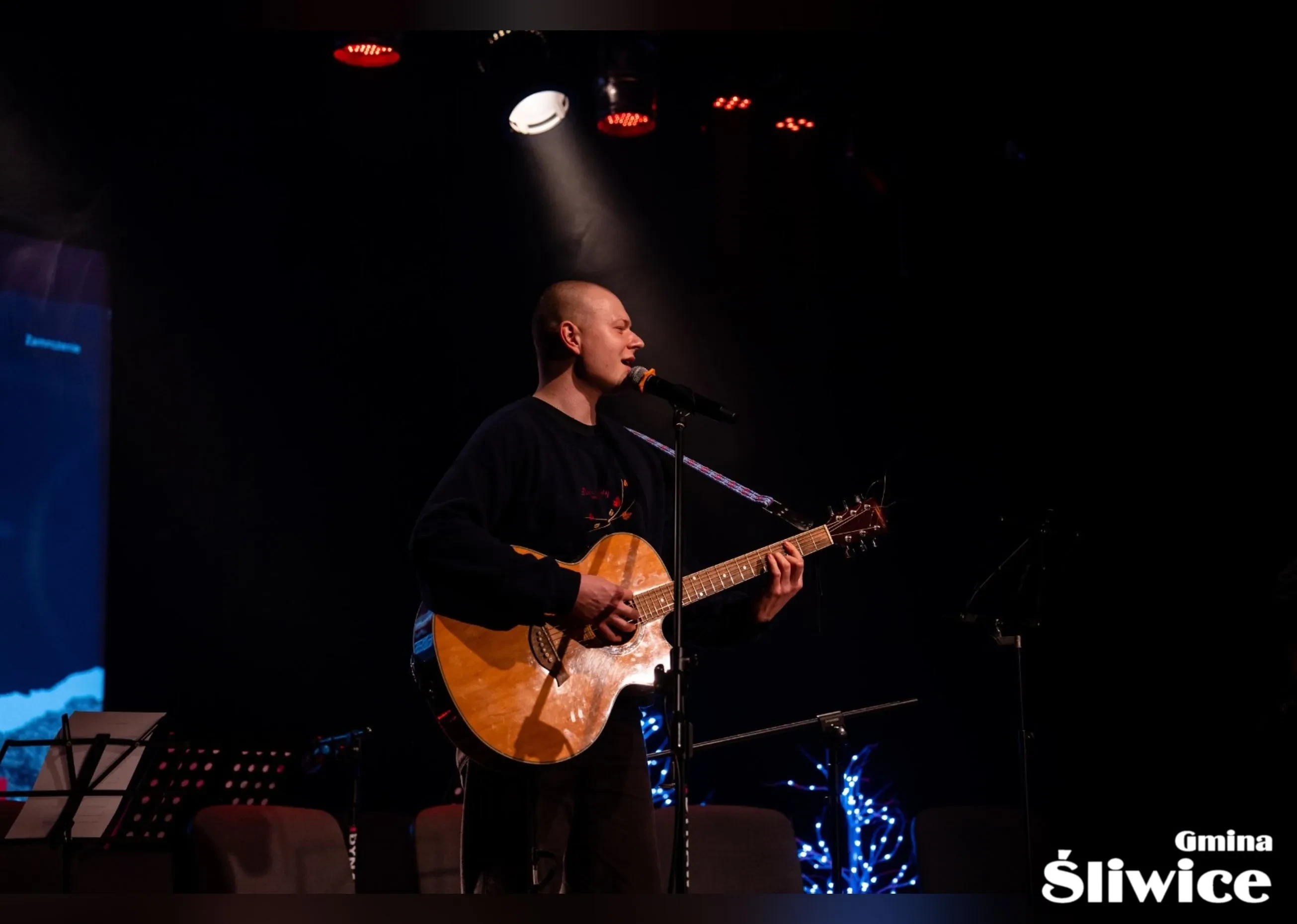 mężczyzna gra na gitarze solo
