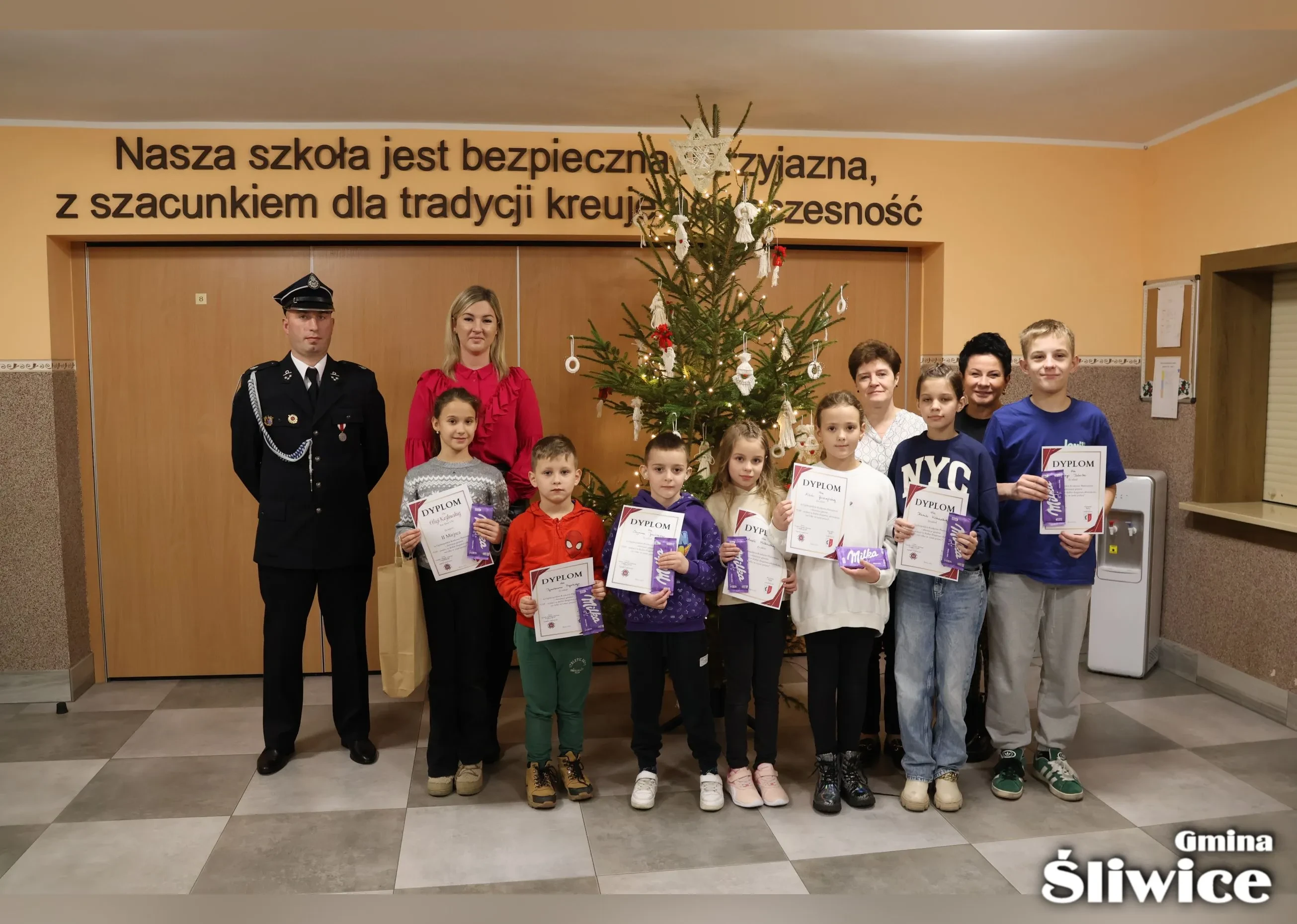 zebrani uczestnicy konkursu, szkoła w lińsku