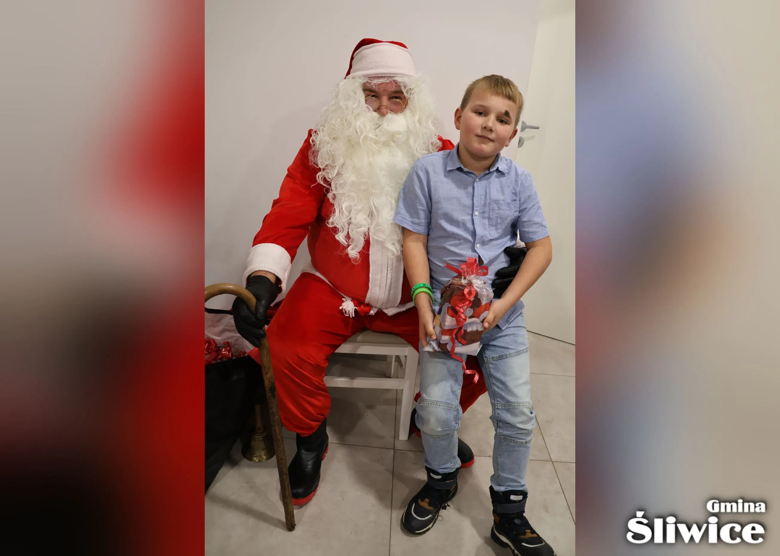 wspólne zdjęcie chłopca z mikołajem